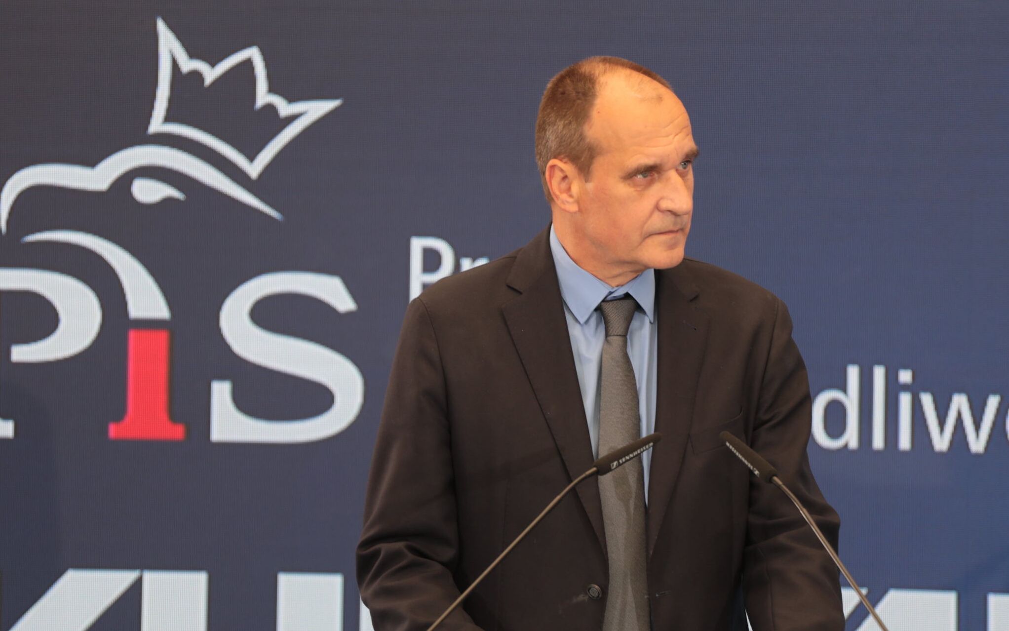 14.06.2021  Warszawa , Zamek Ujazdowski , Pawel Kukiz z Kukiz'15 podczas wspolnej konferencji prasowej z Prezesem Prawa i Sprawiedliwosci Jaroslawem Kaczynskim na temat umowy o wspolpracy programowej PiS i Kukiz'15 .
Fot. Slawomir Kaminski / Agencja Wyborcza.pl
