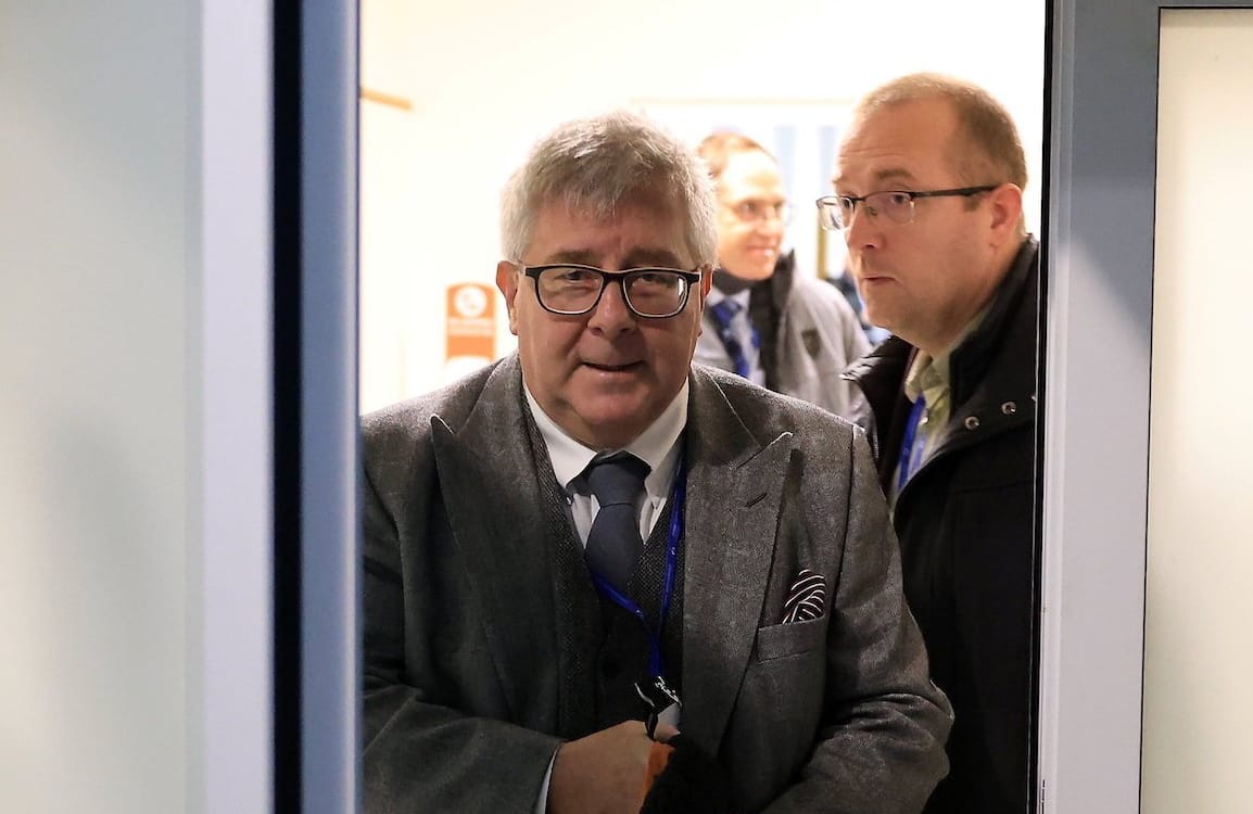 Ryszard Czarnecki w szarym garniturze wychodzi z siedziby PiS przy Nowogrodzkiej. W ręku trzyma płaszcz