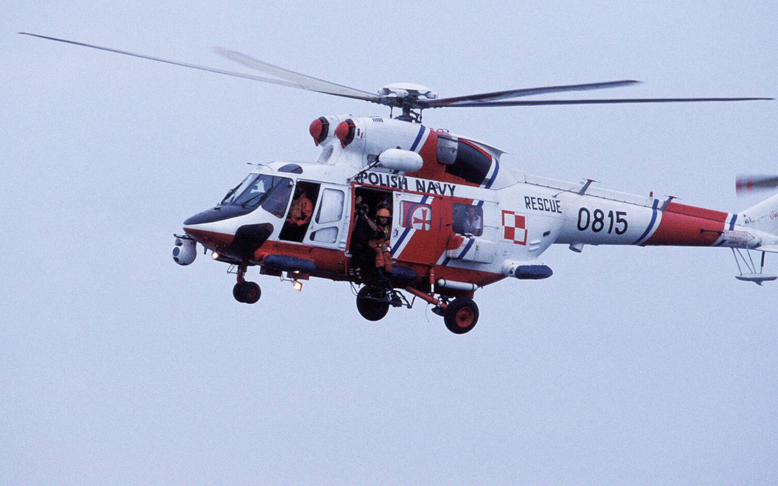 2003.07.22 GDYNIA MIEDZYNARODOWE REGATY CUTTY SARK TALL SHIP'S RACE ZAGLOWCE PARADA N/Z HELIKOPTER MEDYCZNY
FOT. ROMAN JOCHER / AGENCJA GAZETA