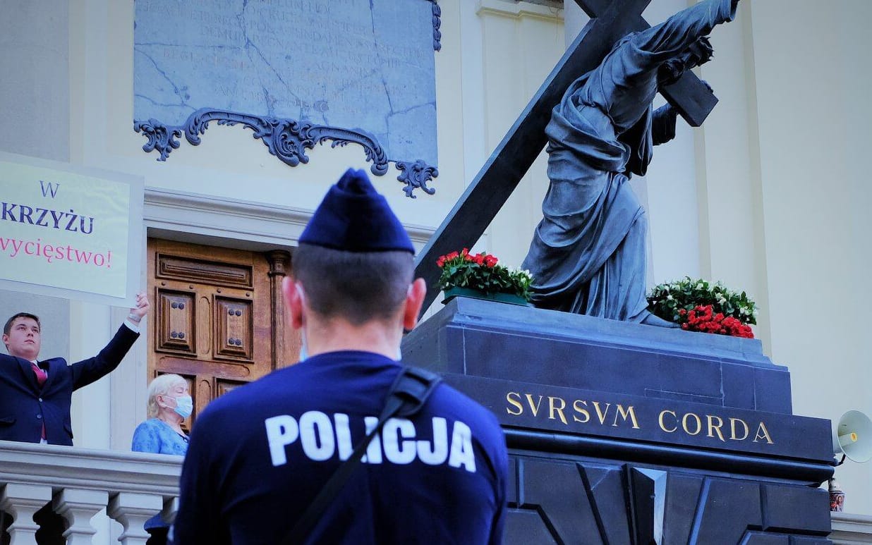 Grafika do artykułu Chrześcijaństwo, które dostarcza usprawiedliwienia dla przemocy, staje się swoją własną karykaturą