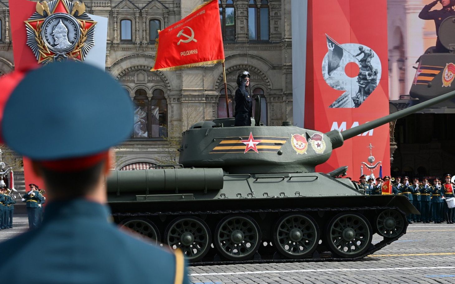 A Soviet era T-34 tank parades through Red Square during the general rehearsal of the Victory Day military parade in central Moscow on May 7, 2022. - Russia will celebrate the 77th anniversary of the 1945 victory over Nazi Germany on May 9. (Photo by Kirill KUDRYAVTSEV / AFP)