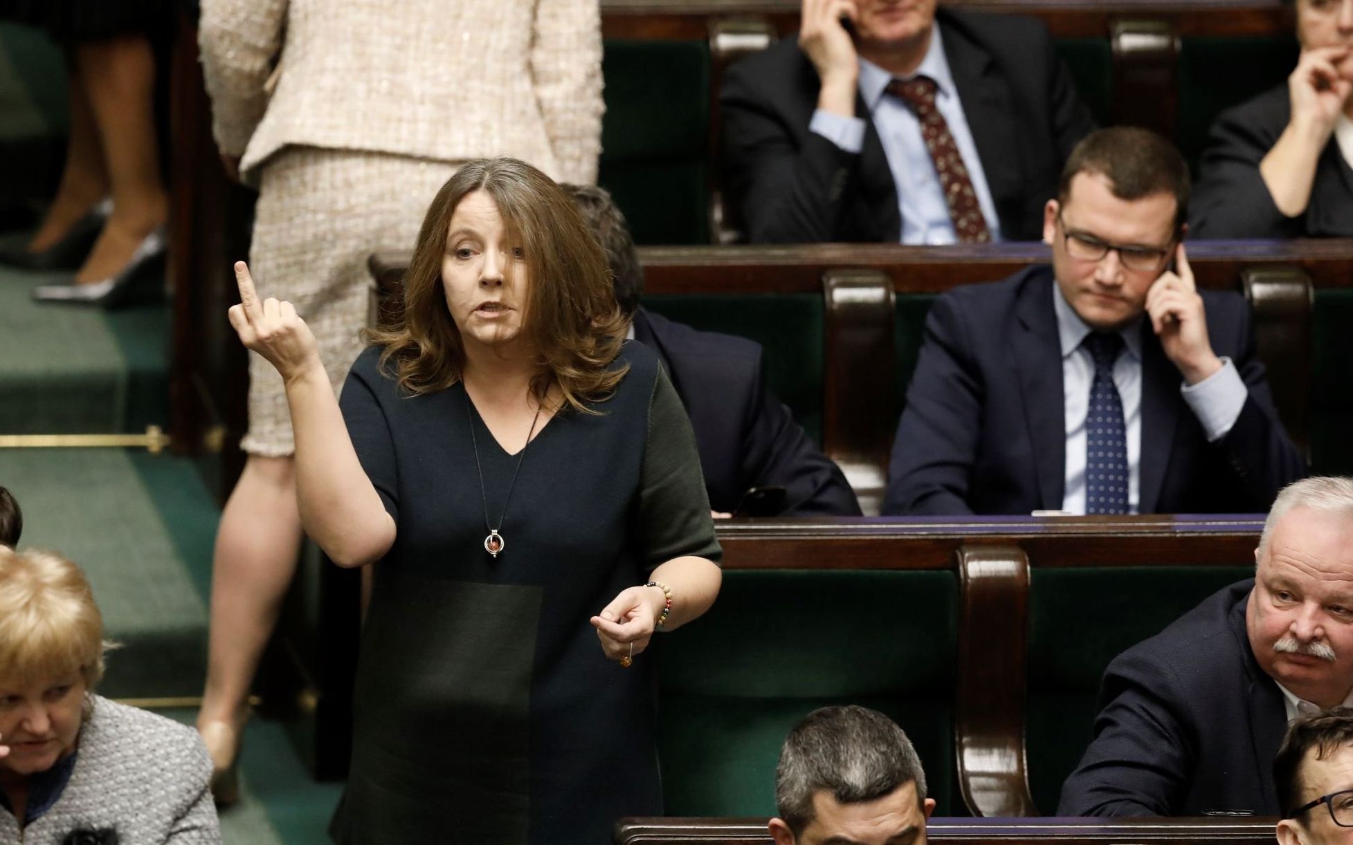 Grafika do artykułu Sondaż OKO.press: 90 proc. Polaków wie o geście Lichockiej. Włożyła palec w szprychy kampanii Dudy