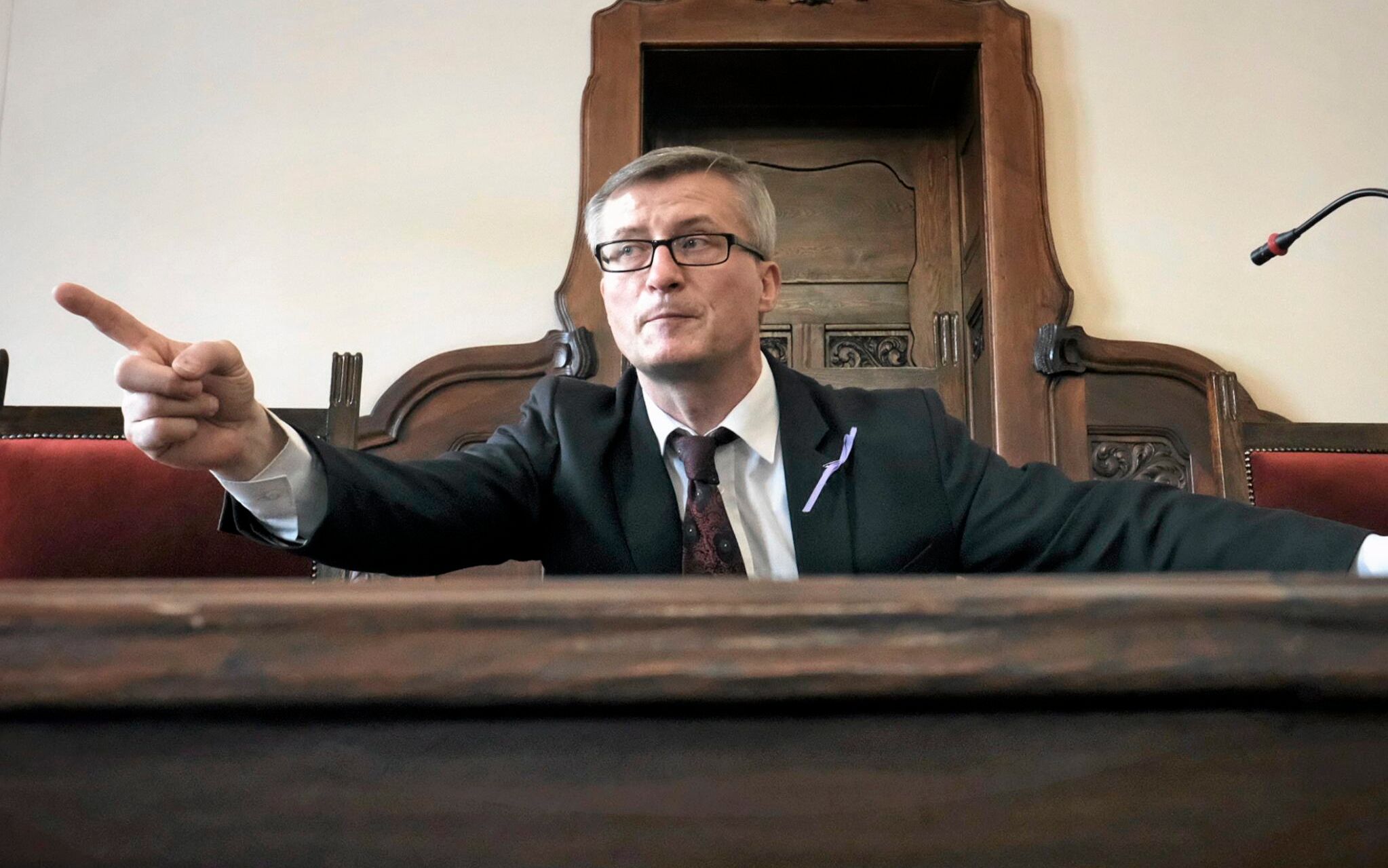 23.05.2017 Poznan , ul. Mlynska . Sad Rejonowy . Dzien Wymiaru Sprawiedliwosci organizowany w sadzie przez Stowarzyszenie Sedziow Polskich , wiceprezes sadu rejonowego Marek Jaskolski oprowadza uczniow II Liceum Ogolnoksztalcacego . 
Fot. Piotr Skornicki  / Agencja Gazeta