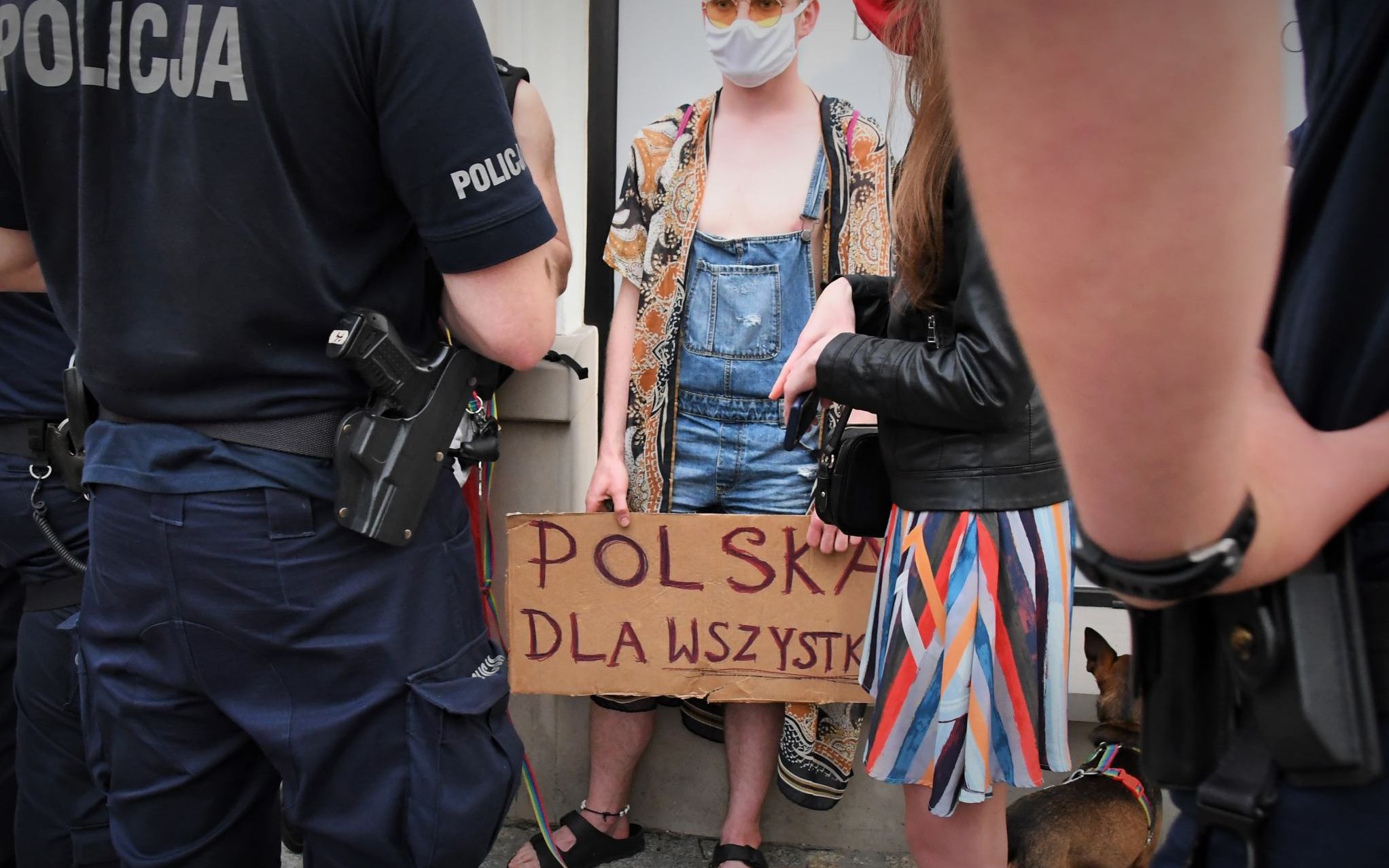 Grafika do artykułu Mandaty dla dzieciaków z tęczowego disco pod Pałacem. Policja wyłapywała nastolatków