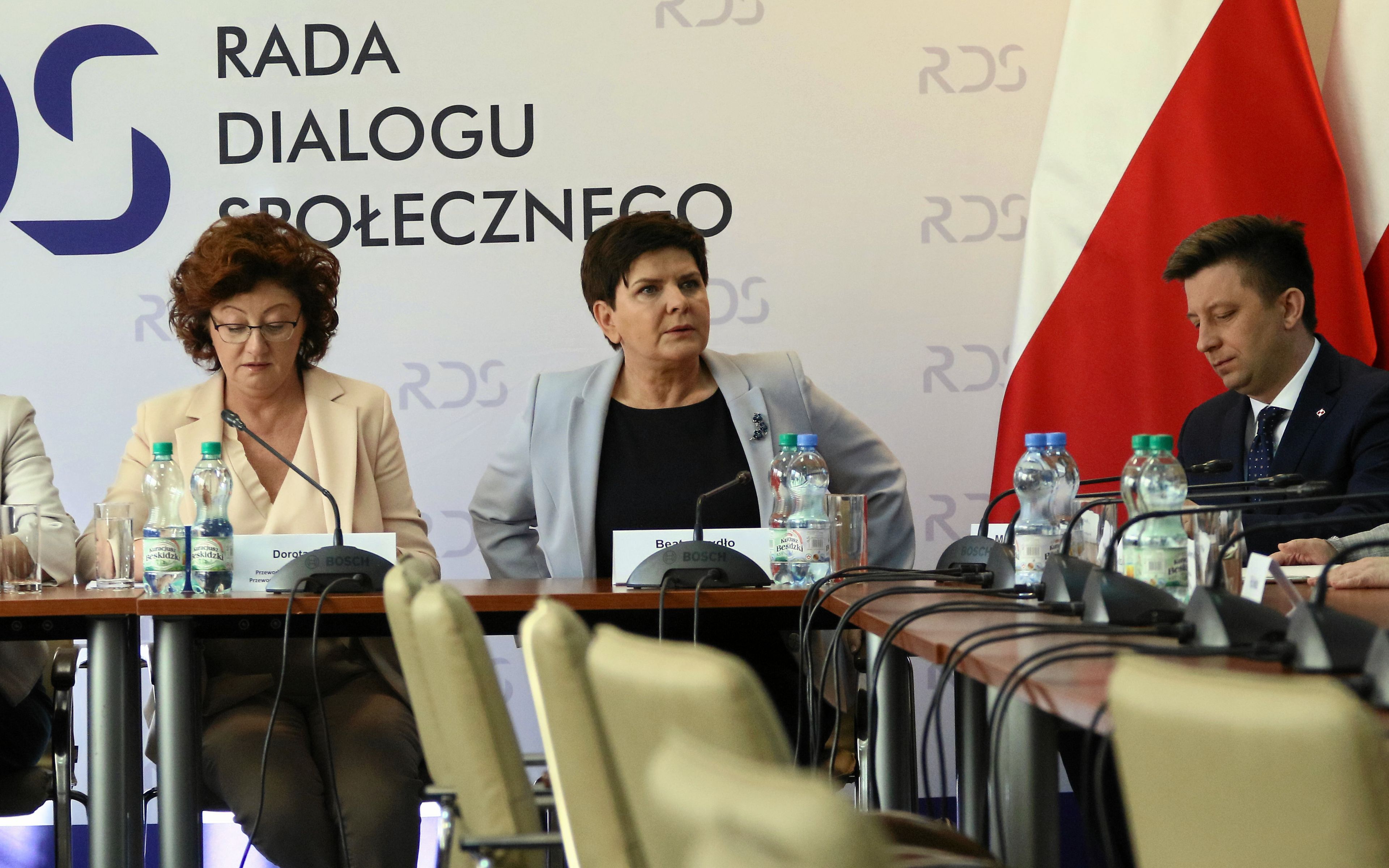 01.04.2019 Warszawa , ul Limanowskiego , Centrum Dialogu . Minister rodziny, polityki spolecznej Elzbieta Rafalska , przewodniczaca RDS, przewodniczaca Forum Zwiazkow Zawodowych Dorota Gardias , wicepremier, przewodniczaca Komitetu Spolecznego Rady Ministrow Beata Szydlo , szef kancelarii premiera Michal Dworczyk , minister edukacji Anna Zalewska podczas rozmow przedstawicieli rzadu z przedstawicielami Zwiazku Nauczycielstwa Polskiego przed ogolnopolskim strajkiem w oswiacie .
Fot. Slawomir Kaminski / Agencja Gazeta