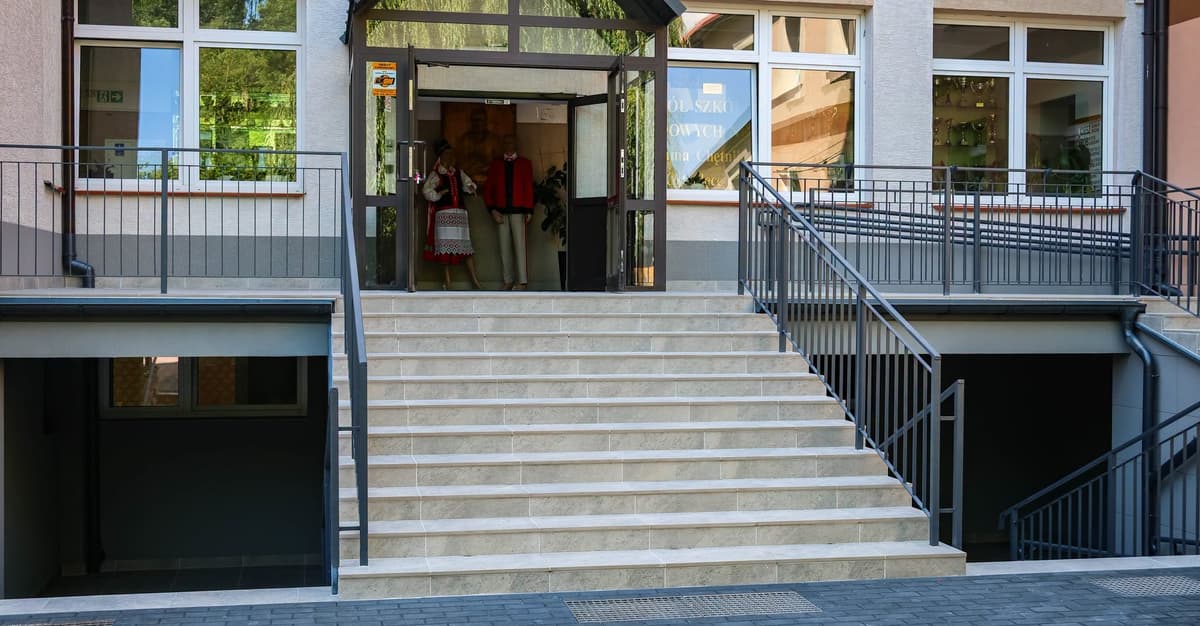 Ostrołęka. 19-latek zaatakował nożem nauczycielkę i kolegów