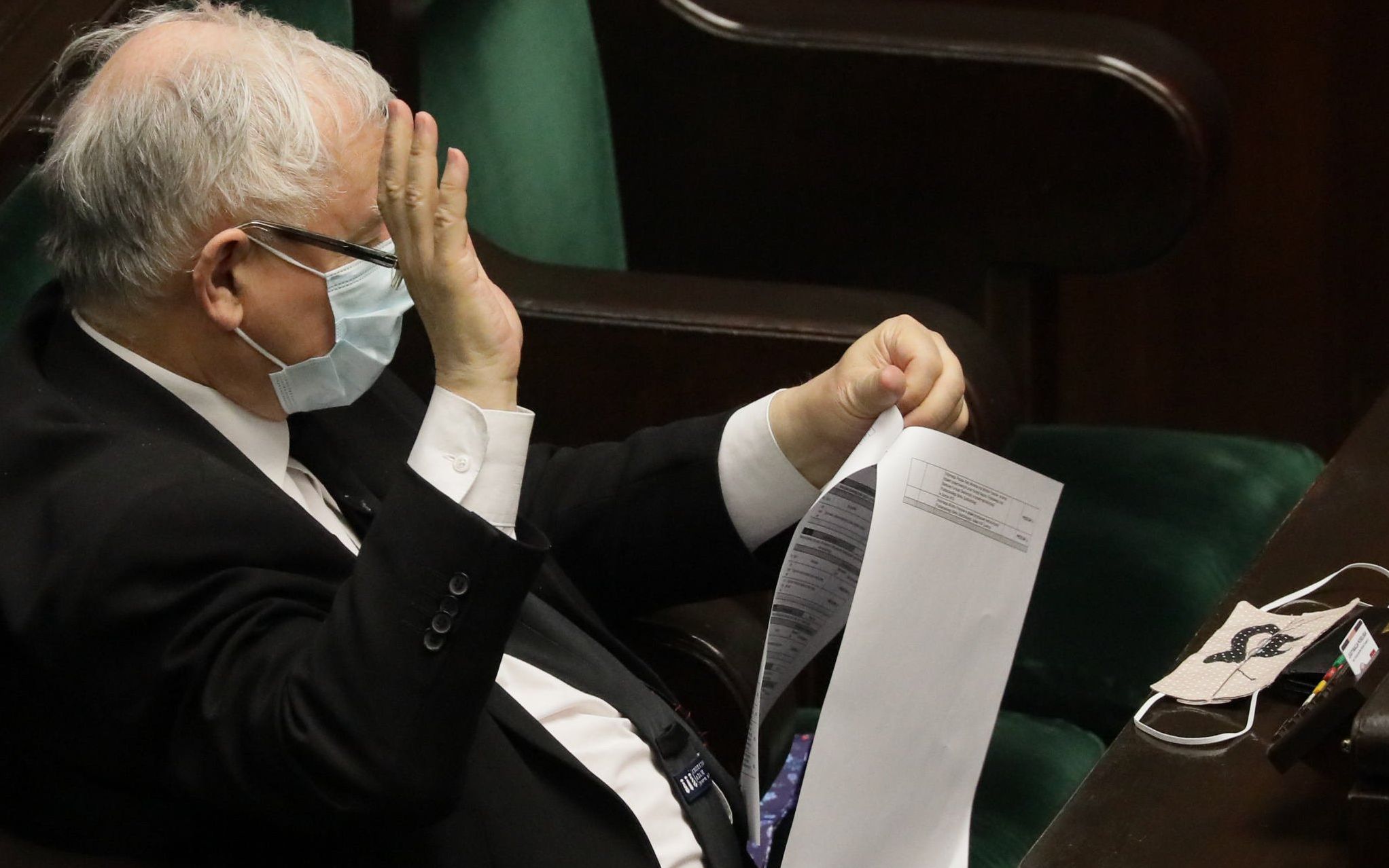 16.04.2020 Warszawa . Sejm . Jaroslaw Kaczynski z maseczka ochronna z kotem od wicemarszalek Sejmu Malgorzaty Gosiewskiej podczas drugiego dnia 10 . posiedzenia Sejmu IX kadencji w czasie epidemiii koronawirusa .
Fot. Slawomir Kaminski / Agencja Gazeta