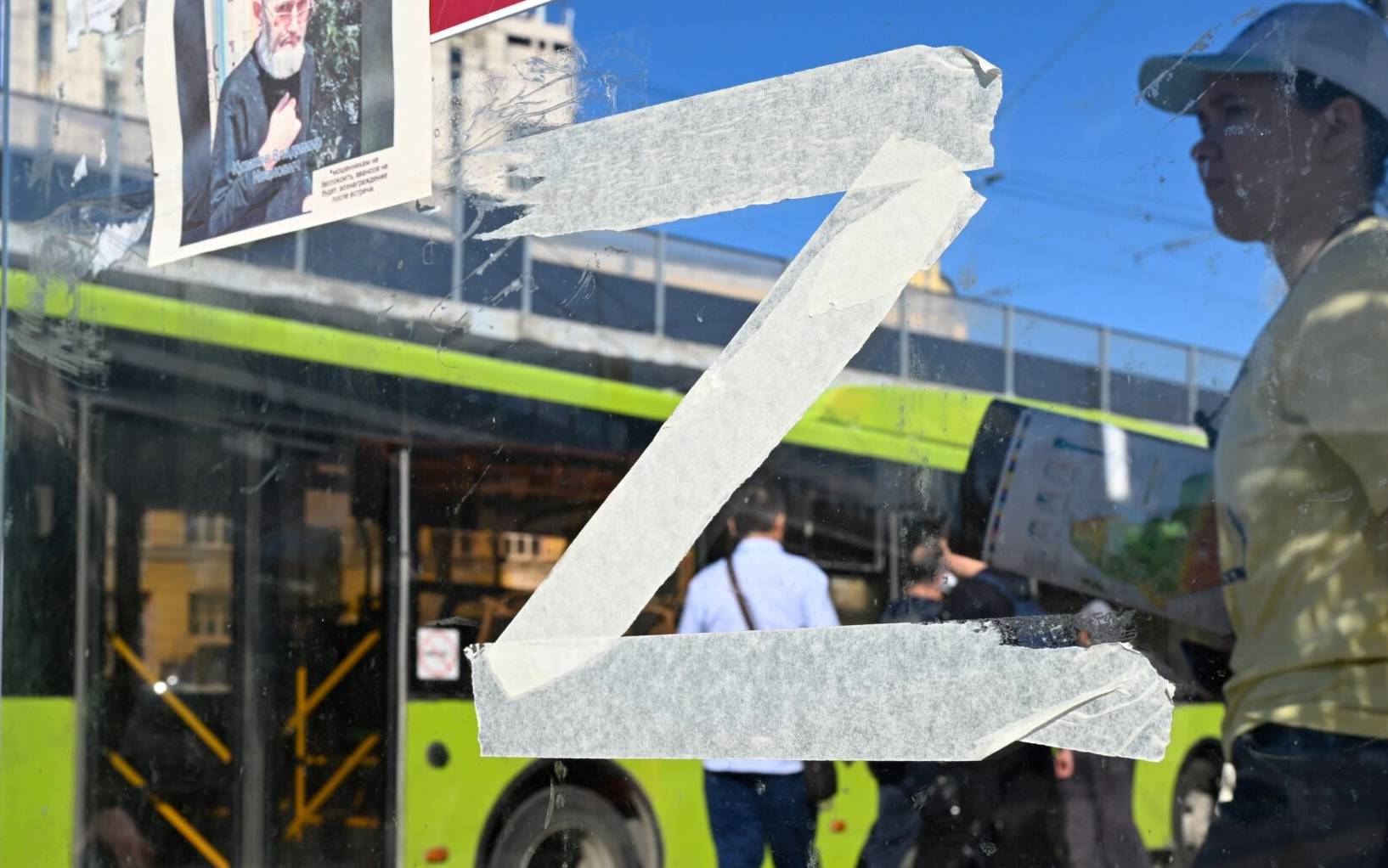 Tape forms the letter Z, which has become a symbol of support for Russian military action in Ukraine, on the glass panel of a bus stop in the southern city of Volgograd on June 6, 2022. (Photo by Kirill KUDRYAVTSEV / AFP)