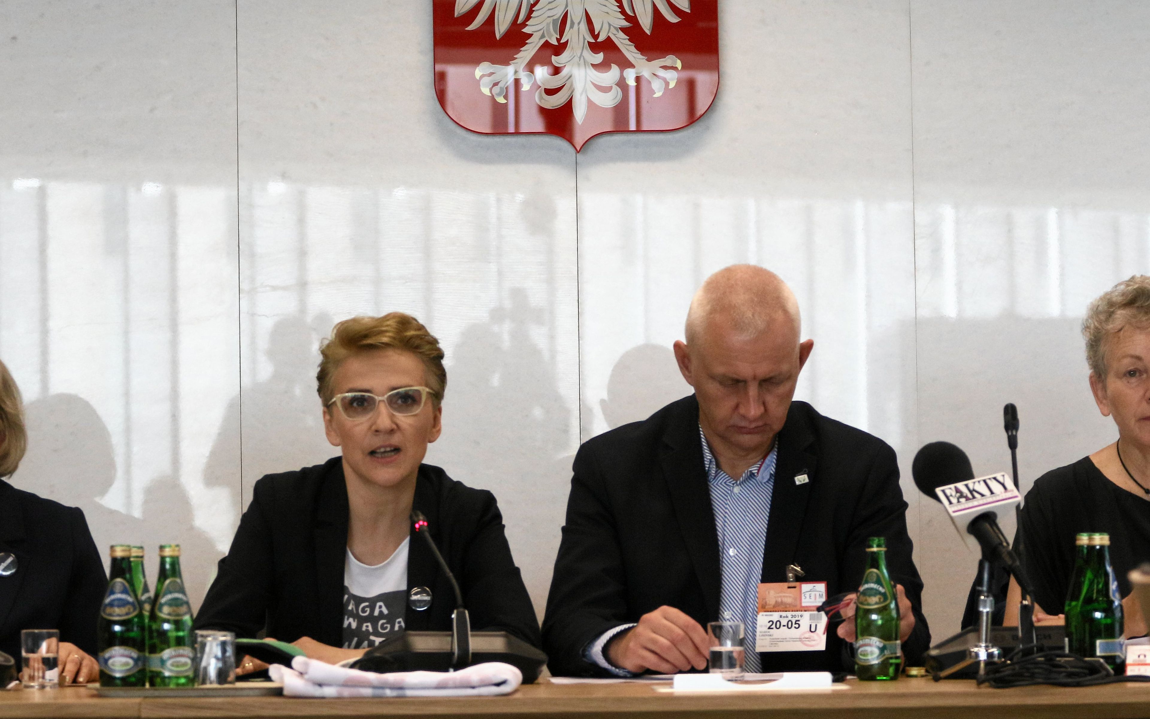 20.05.2019 Warszawa , Sejm . Parlamentarny Zespol ds. Przeciwdzialania Mowie Nienawisci i Ochrony Praw Czlowieka , koordynatorka zespolu ekspertow Jolanta Banach (l), przewodniczaca zespolu, poslanka Teraz! Joanna Scheuring-Wielgus (2l), prezes Fundacji " Nie lekajcie sie " Marek Lisinski (2p) podczas ogloszenia zalozen obywatelskiego projektu ustawy o powolaniu Komisji Prawdy i Zadoscuczynienia - niezaleznej, swieckiej komisji majacej na celu zbadanie przypadkow pedofilii w polskim Kosciele .
Fot. Slawomir Kaminski / Agencja Gazeta