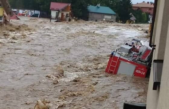 Woda z przerwanej tamy w Stroniu Śląskim pustoszy miasto.