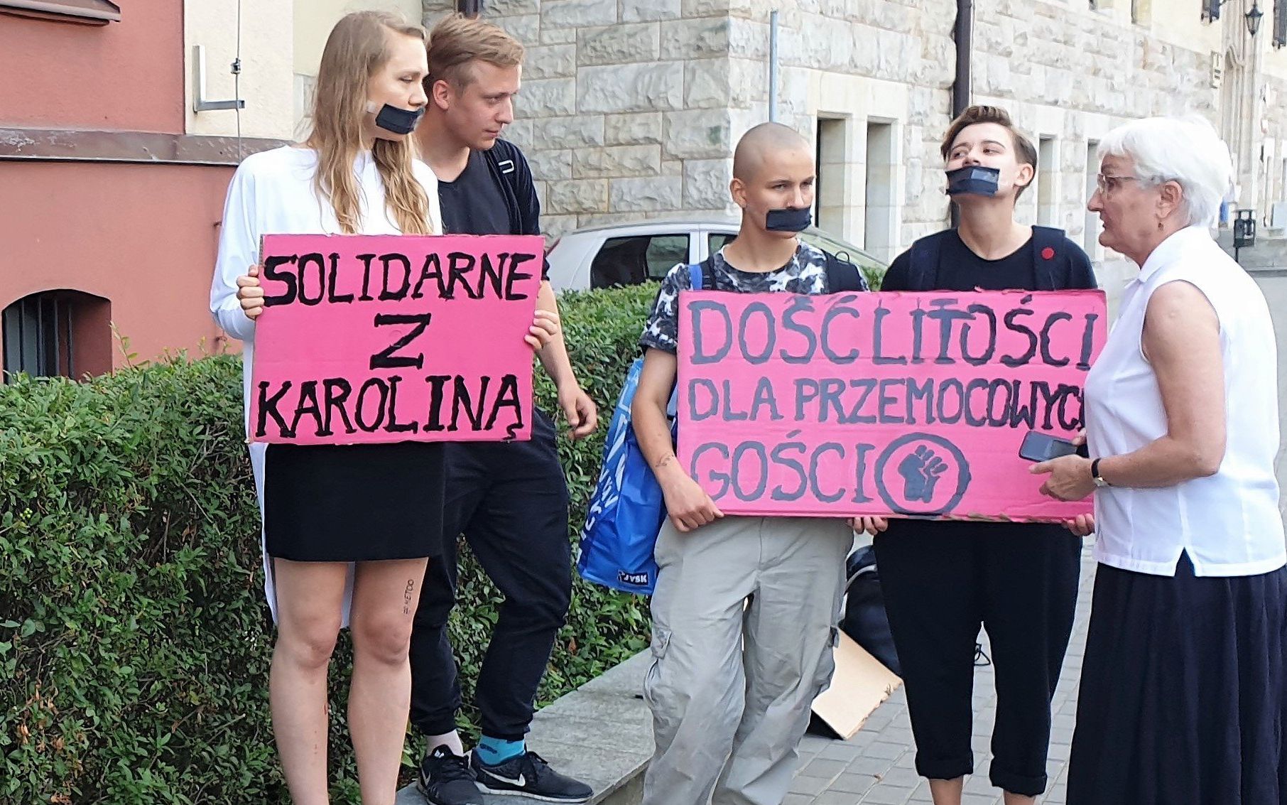 Grafika do artykułu Dwa lata bezwzględnego więzienia dla b. polityka PiS Rafała P. za znęcanie się nad żoną