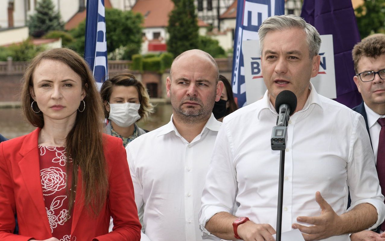 10.06.2020 Wroclaw , bulwar Xawerewgo Dunikowskiego . Poslanka Agnieszka Dziemianowicz - Bak (2L), kandydat na stanowisko prezydenta RP Robert Biedron (3P) podczas konferencji prasowej .
Fot. Tomasz Pietrzyk / Agencja Gazeta