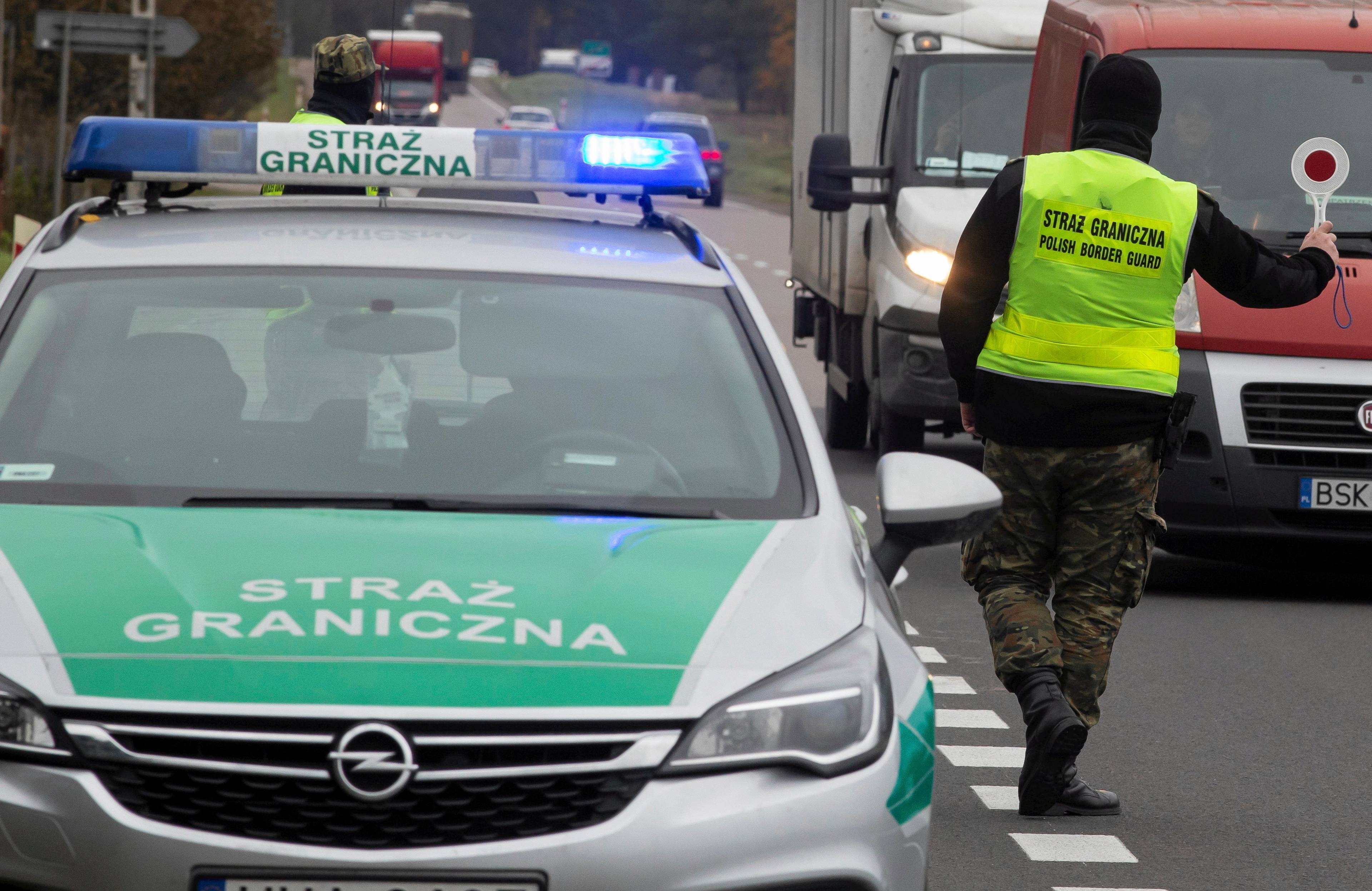 Straż Graniczna na drodze zatrzymuje lizakiem samochody