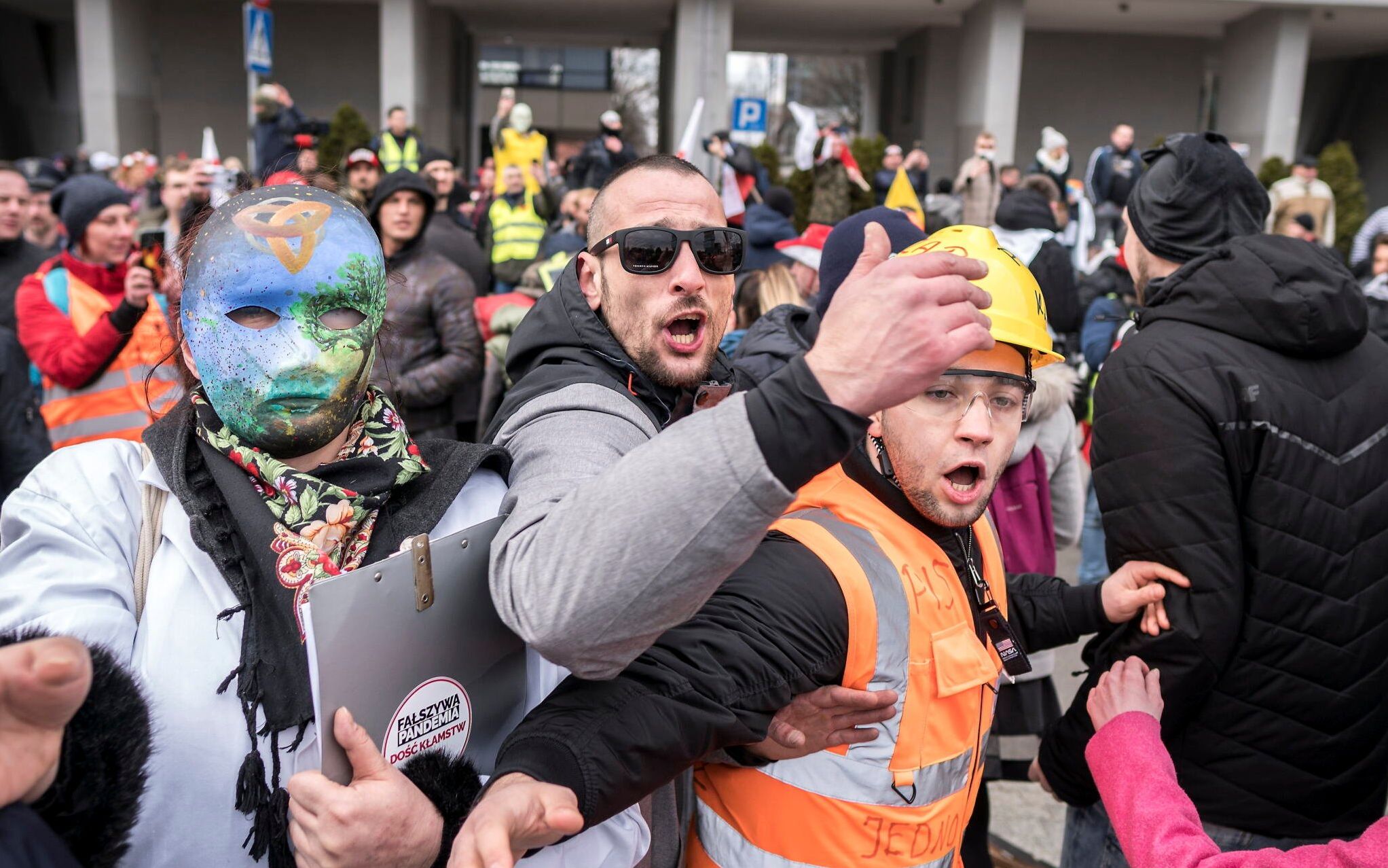 06.03.2021 Katowice . Przeciwnicy noszenia maseczek , przeciwnicy PiS , rzadu , anty COVID owcy , anty 5G podczas demonstracji manifestuja swoje niezadowolenie z polityki panstwa .
 Fot. Grzegorz Celejewski / Agencja Gazeta