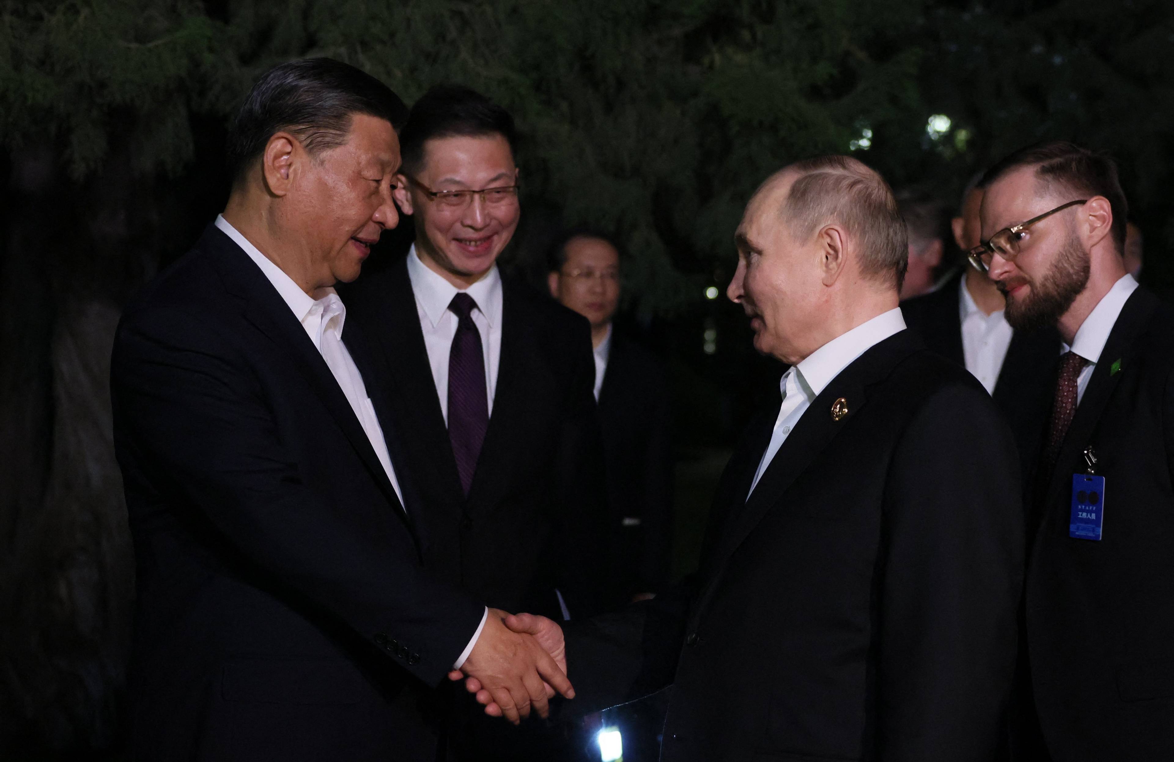Putin i Xi ściskają sobie dłonie