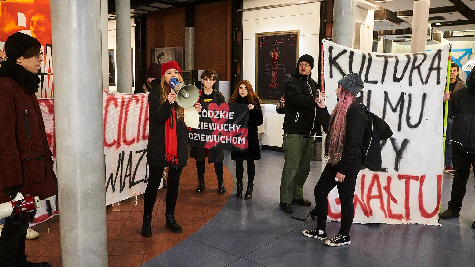 30.11.2019 Lodz . Protest lewicowych aktywistow przeciwko wizycie Romana Polanskiego w Lodzkiej Szkole Filmowej , doszlo do przepychanek ze studentami i profesorami , interweniowala policja .
Fot. Marcin Stepien / Agencja Gazeta
