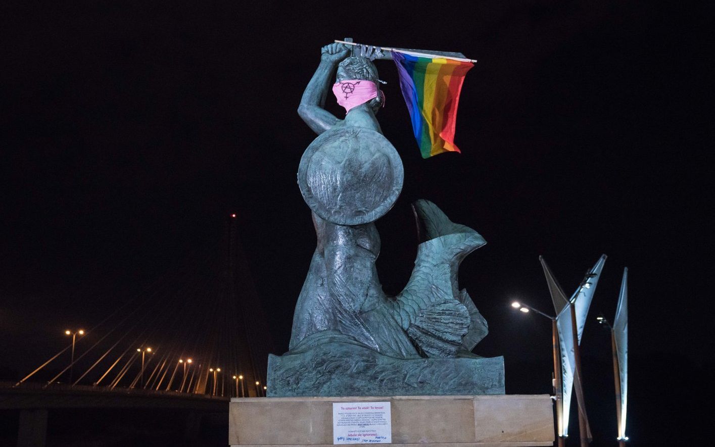 Grafika do artykułu Kolejna aktywistka zatrzymana za tęczowe pomniki. "Zrobiono widowisko, żeby nas zastraszyć"