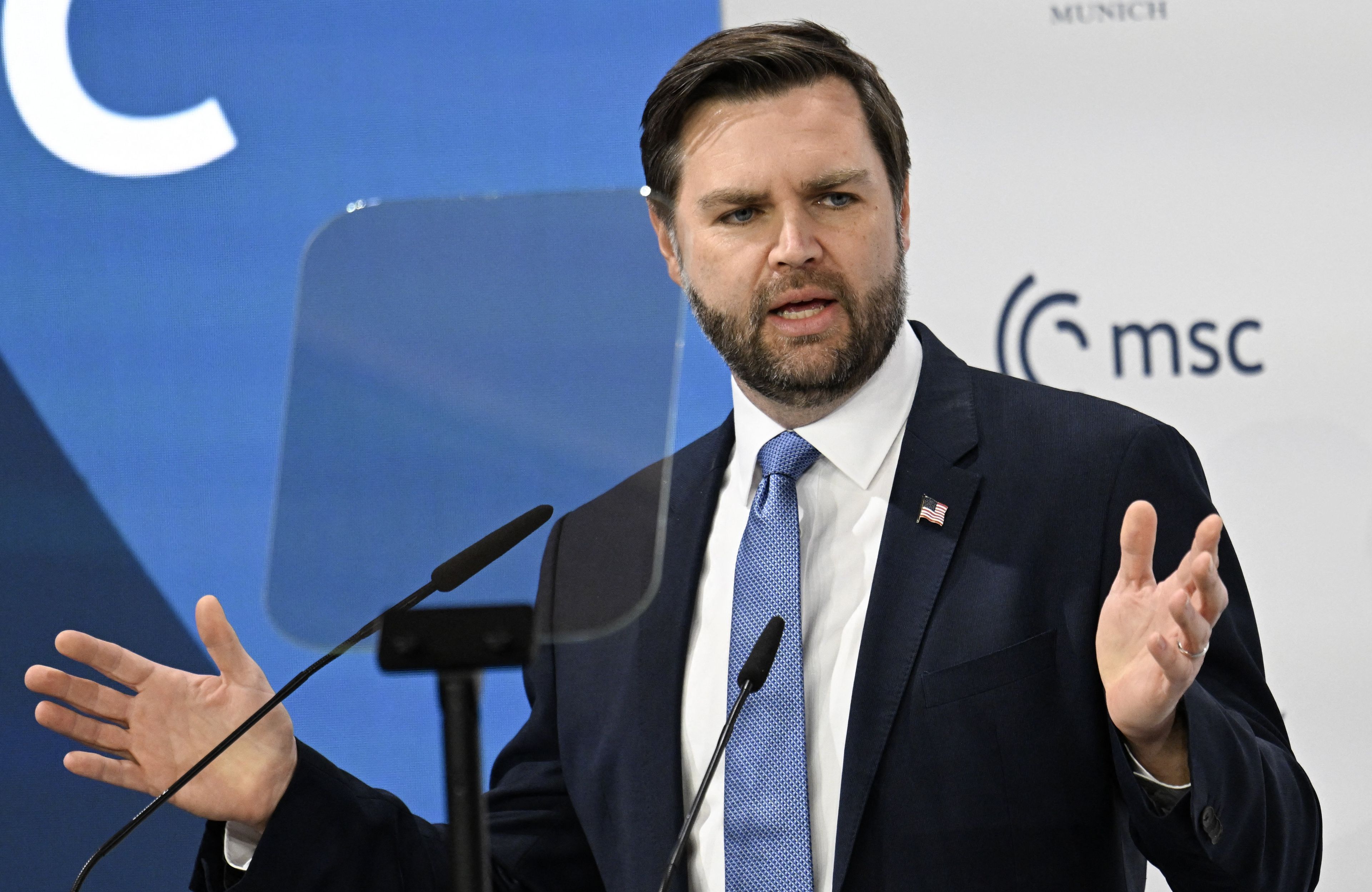JD Vance z rozłożonymi rękami