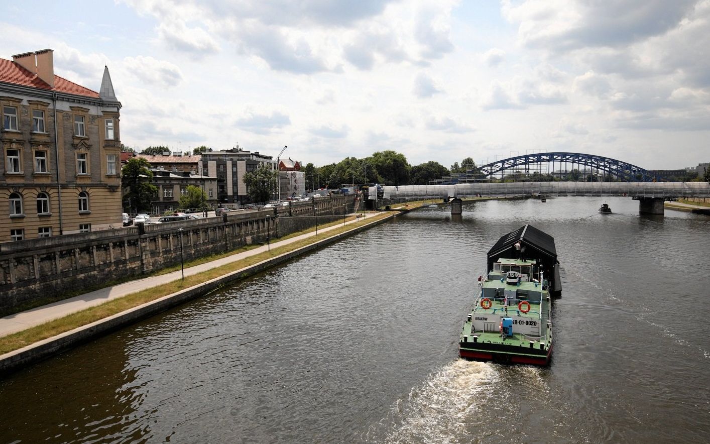 18.07.2019 Krakow . Transpot barki mieszkalnej, hotelu z portu na Zablociu pod hotel Forum .  
Fot. Jakub Wlodek / Agencja Gazeta