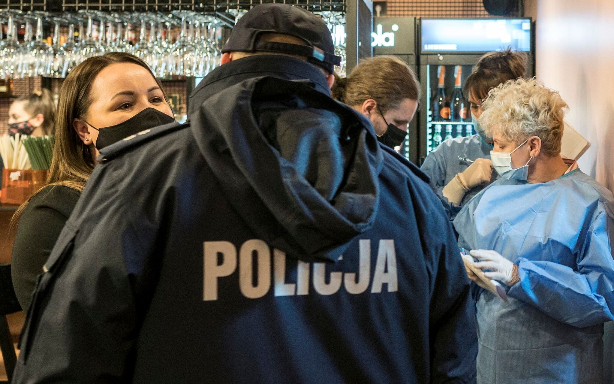 15.01.2021 Katowice . Restauracja Bulkes . Policja i sanepid podczas kontroli w restauracji , ktora otwarto mimo rzadowego zakazu zwiazanego z epidemia koronawirusa .
Fot. Grzegorz Celejewski / Agencja Gazeta