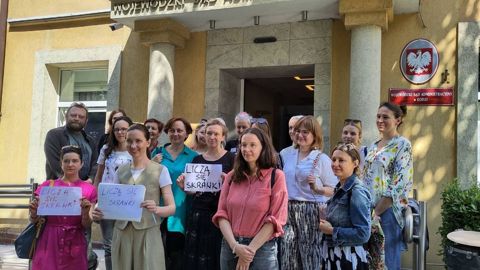 Karolina Kuszlewicz i osoby, które przyszły do sądu z kartkami, na których napisano: liczą się skrawki