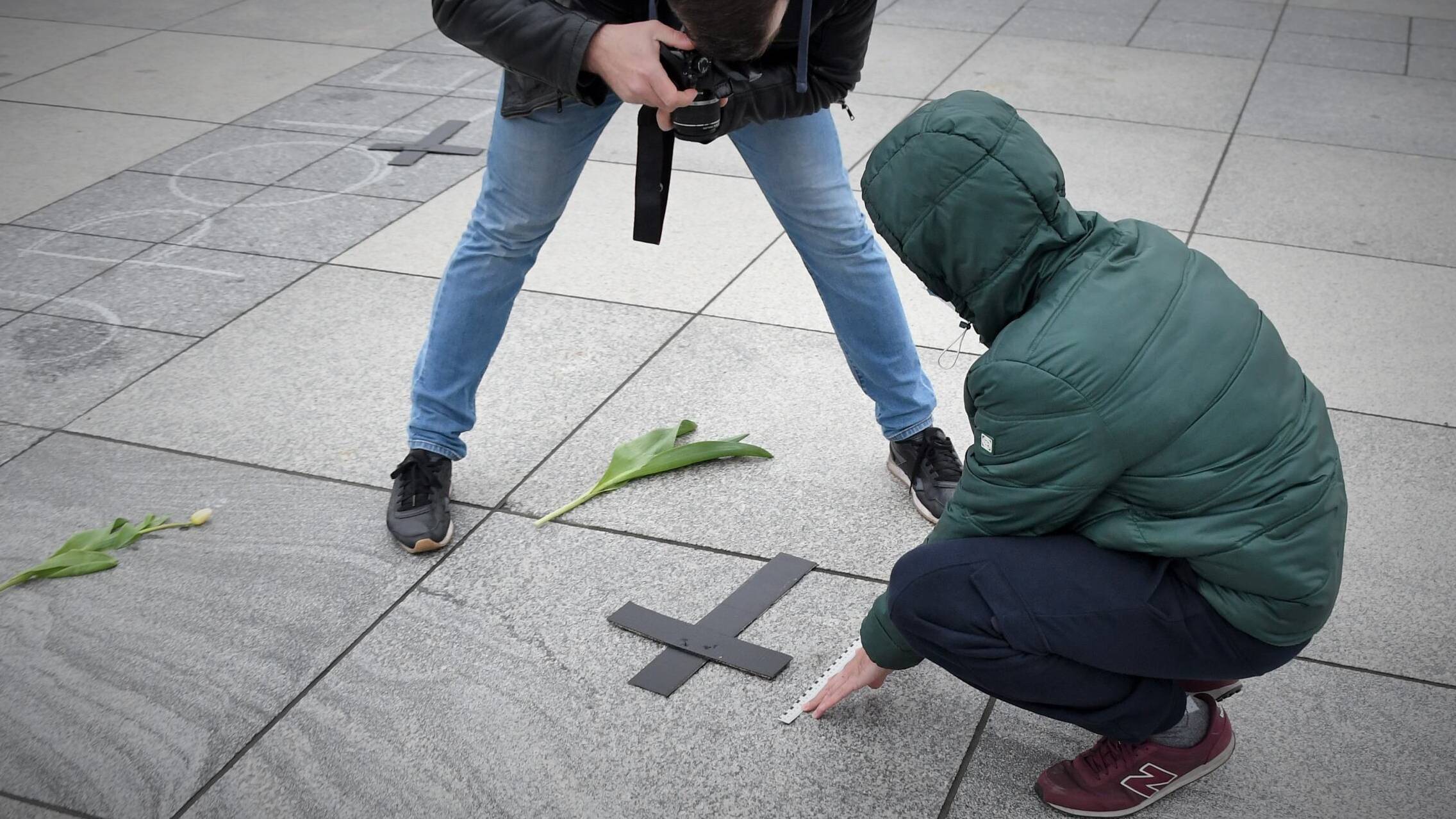 Kwiaty i krzyże na placu Piłsudskiego 02.05.2021