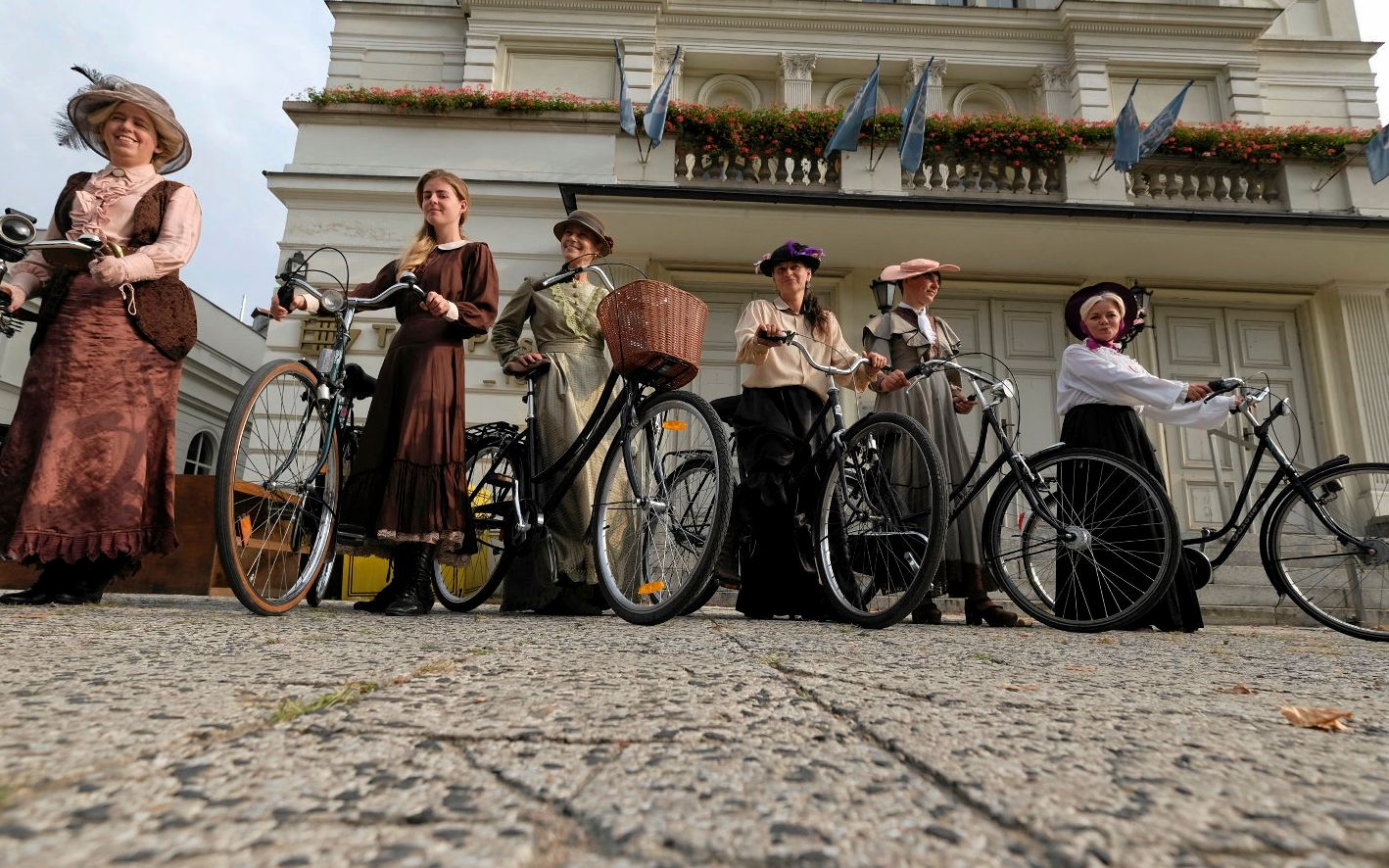 18. 08. 2018 Poznan.  Na Placu Wolnosci, kobiety w historycznych strojach na rowerach do filmu " Silaczki ". 
Fot. Robert Wozniak /  Agencja Gazeta