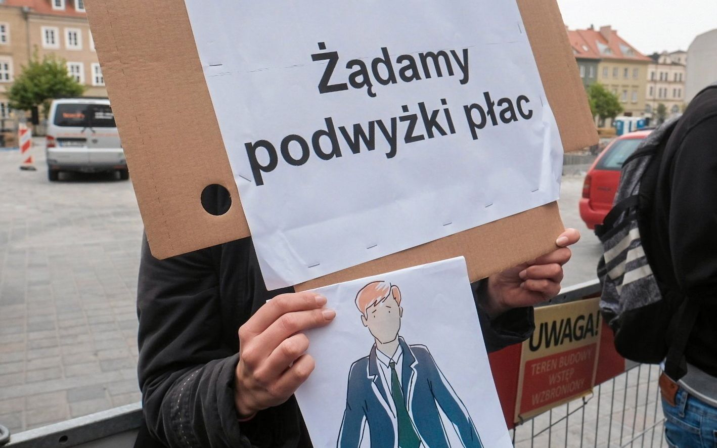 28.09.2021 Poznan . Urzad Miasta . Pikieta pracownikow urzedu miasta w sprawie podwyzek plac .
Fot. Piotr Skornicki / Agencja Gazeta