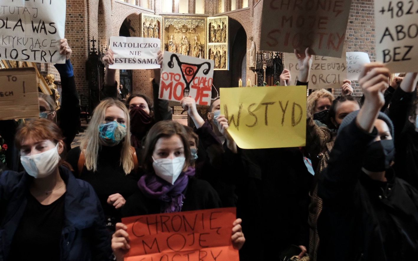 25.10.2020 Poznan . Katedra . Zaklocenie mszy sw. przez Strajk Kobiet . Protest przeciwko wyrokowi Trybunalu Konstytucyjnego w sprawie aborcji eugenicznej .
Fot. Piotr Skornicki / Agencja Gazeta