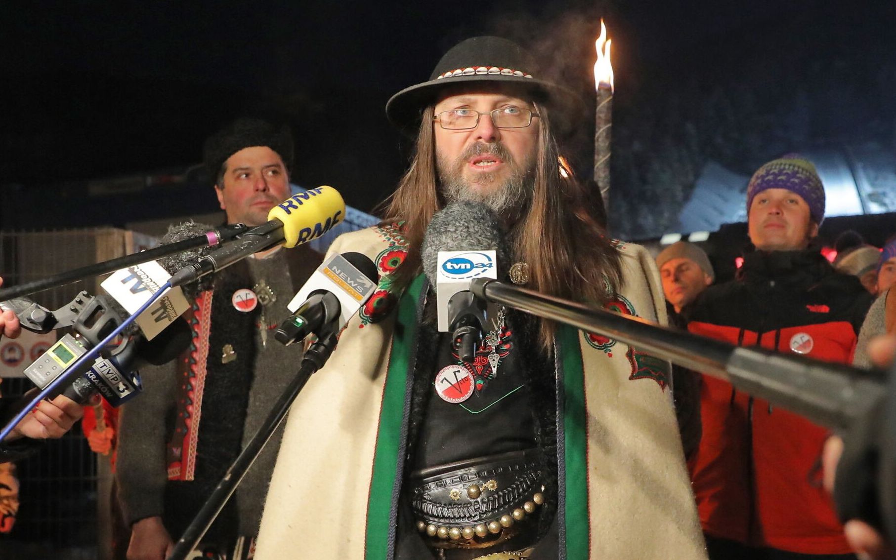 11.01.2021 Zakopane . Wielka Krokiew . Sebastian Piton (C) podczas konferencji prasowej rozpoczynajcej protest gorali pod haslem '' Goralskie Veto '' przeciw ograniczeniom w prowadzeniu dzialanosci gospodarczej zwiazanymi z epidemia koronawirusa . 
Fot. Marek Podmokly / Agencja Gazeta