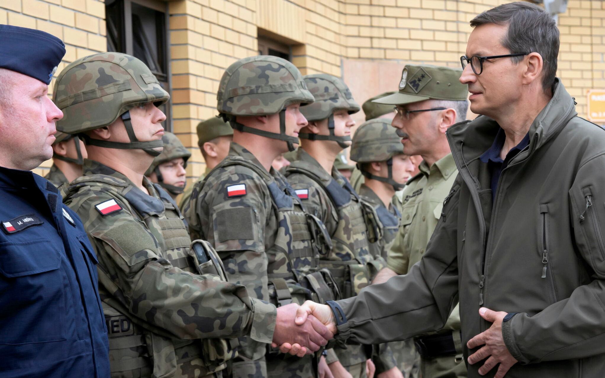 24.08.2021 Kuznica Bialostocka , przejscie graniczne . Premier Mateusz Morawiecki podczas wizytacji na granicy polsko - bialoruskiej , w Strazy Granicznej . Premier spotkal sie z pogranicznikami oraz zrobil objazd po granicy w zwiazku z narastajaca migracja uchodzcow ze strony bialoruskiej .
Fot. Agnieszka Sadowska/ Agencja Gazeta. *** Local Caption *** .