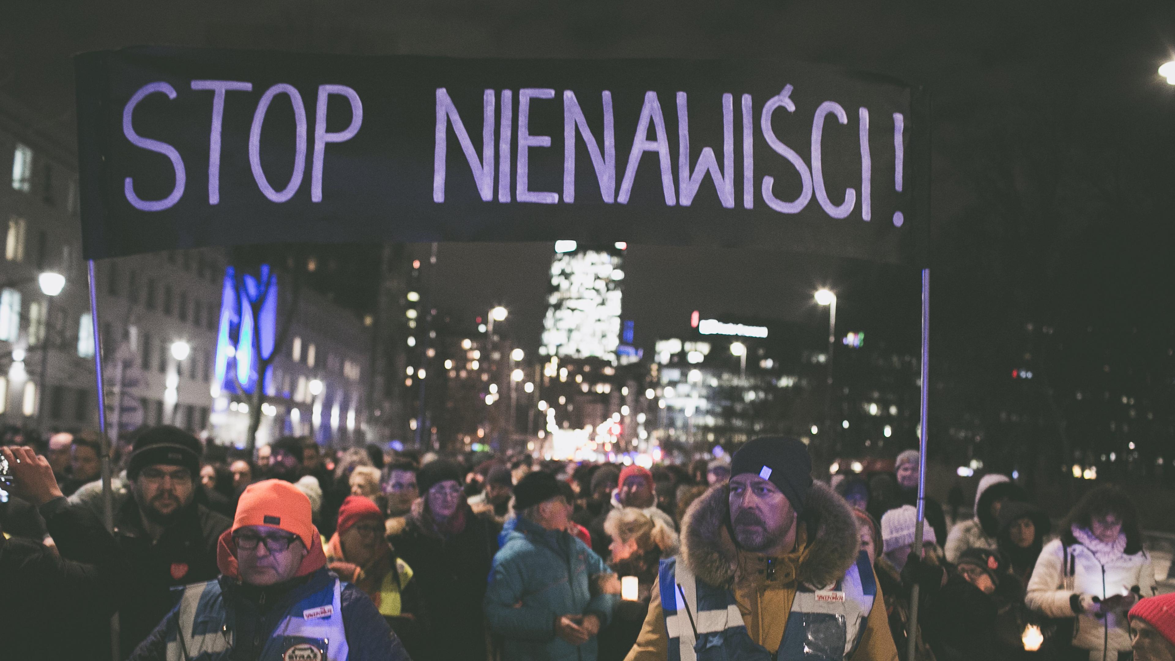 Po zabójstwie Pawła Adamowicza marsz w Warszawie, ludzie nisą transparent "Stop nienawiści"