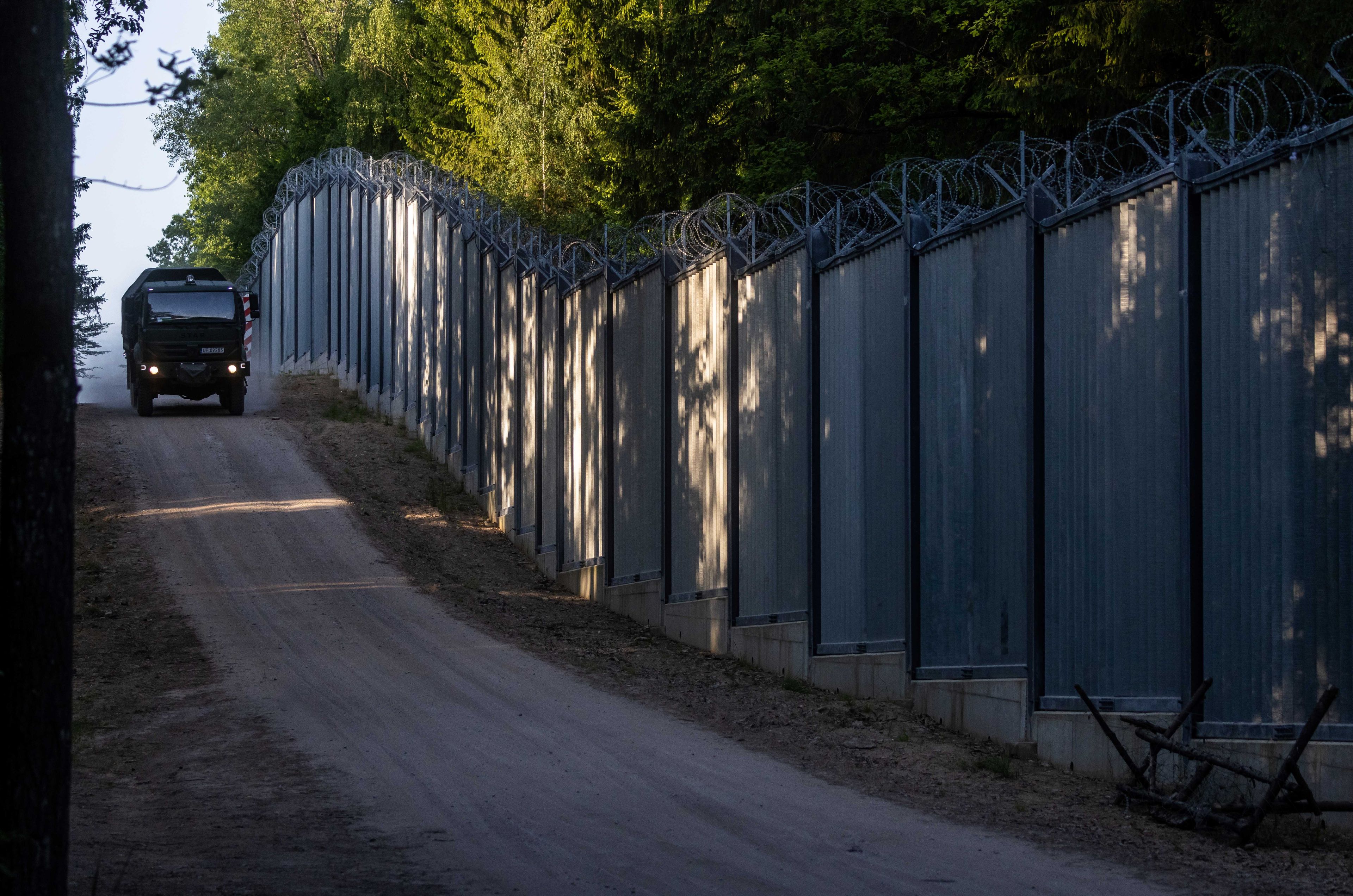 Straż graniczna w ciężarówce patroluje mur graniczny na granicy polsko-białoruskiej