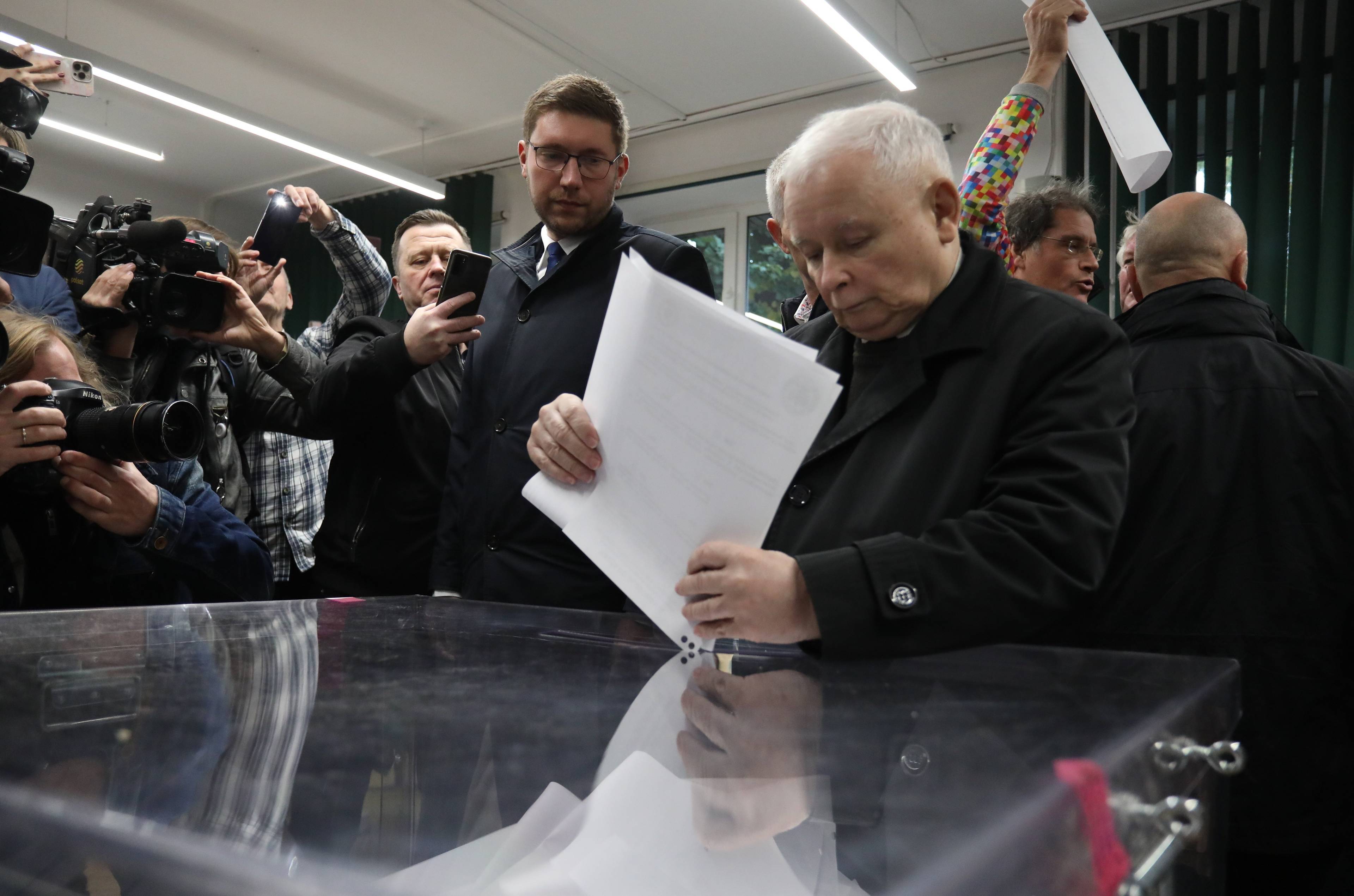 Jarosław Kaczyński wkłada karty wyborcze do urny