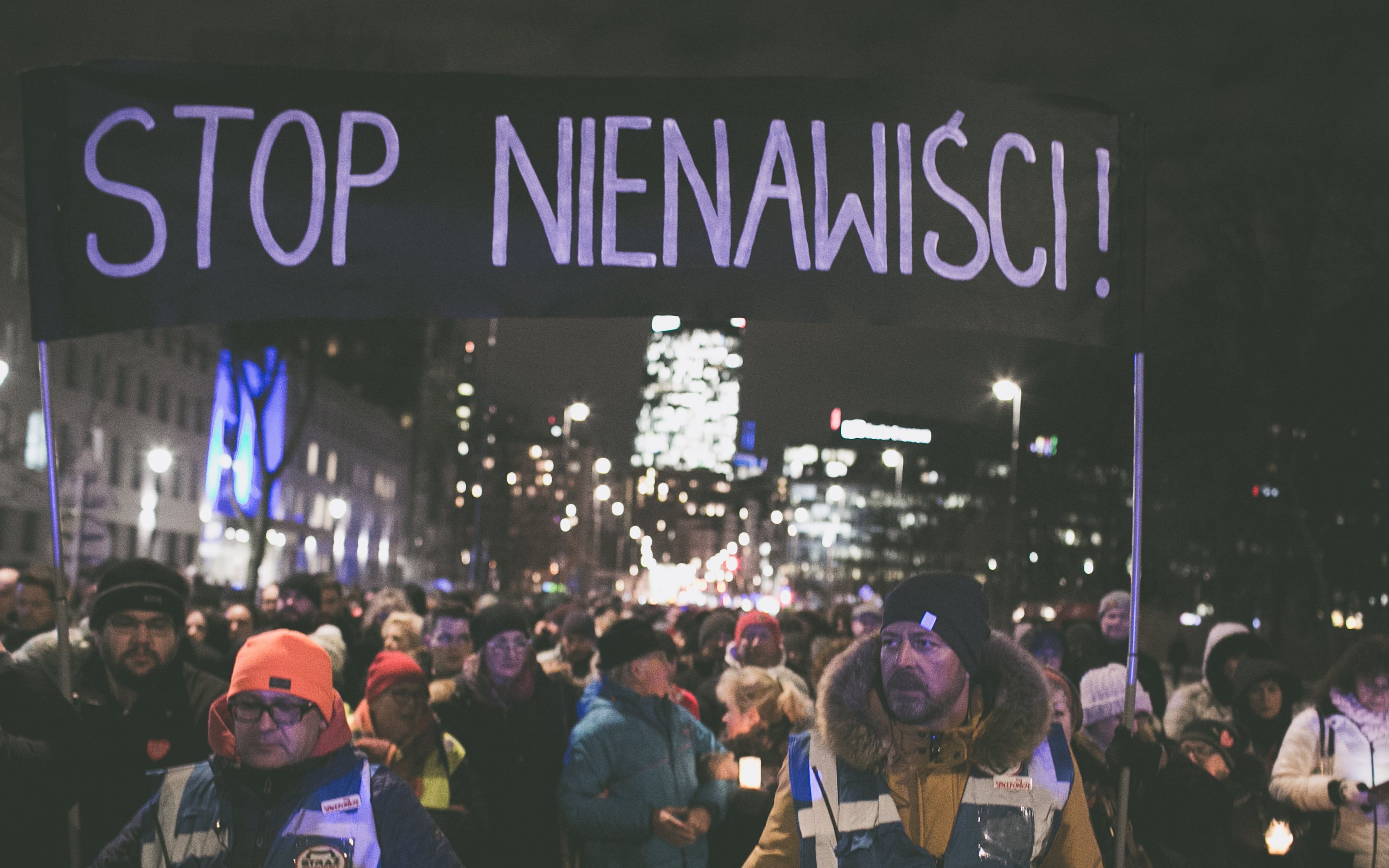 Grafika do artykułu Nienawiść w sieci zalewa PiS i anty-PiS, a trolle tym jeszcze kręcą. Ktoś przerwie tę wojnę?