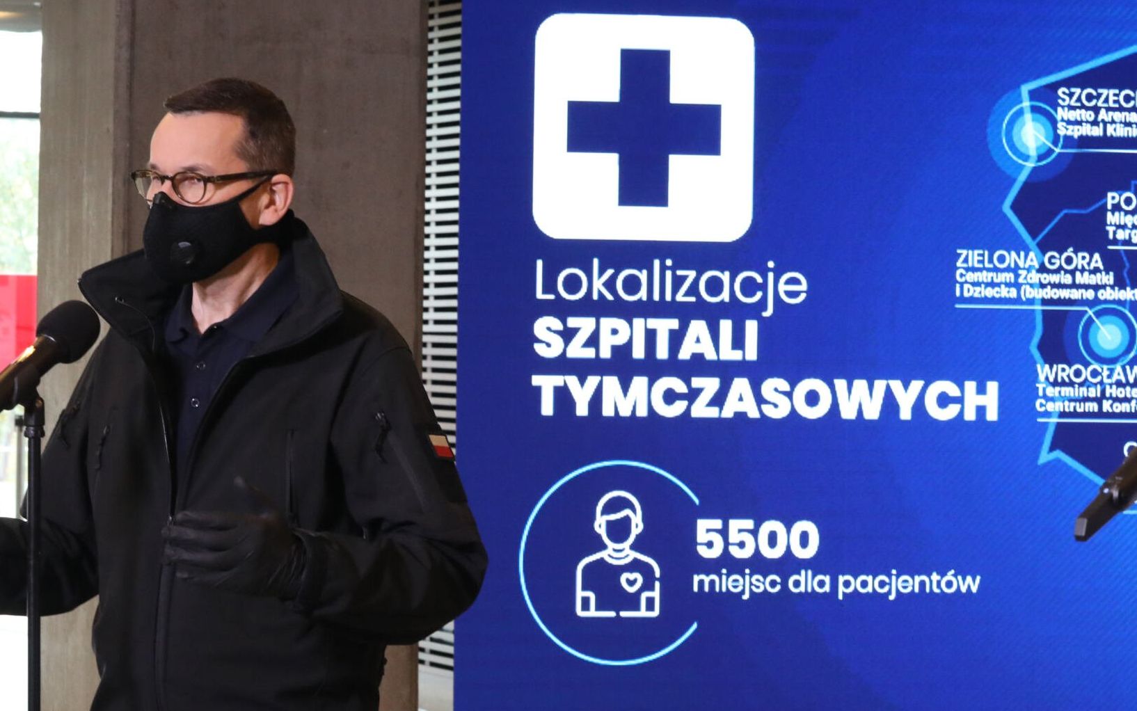 29.10.2020 Warszawa , Stadion Narodowy . Premier Mateusz Morawiecki (l) , oraz dr Artur Zaczynski (p) podczas konferencji prasowej w szpitalu polowym dla chorych na covid-19 . 
Fot. Slawomir Kaminski / Agencja Gazeta