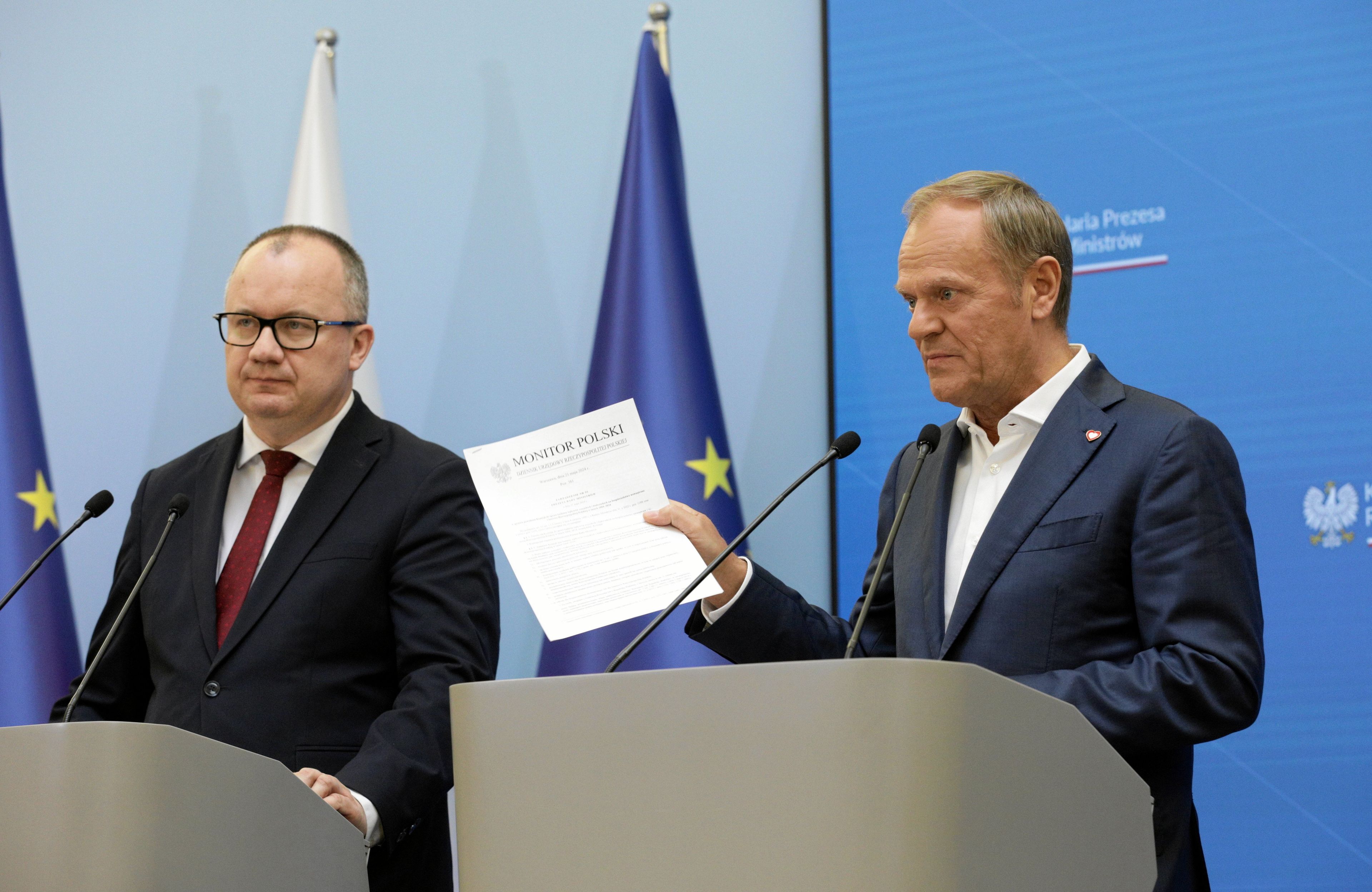 Minister Adam Bodnar i premier Donald Tusk stoją za mówinicami na konferencji prasowej