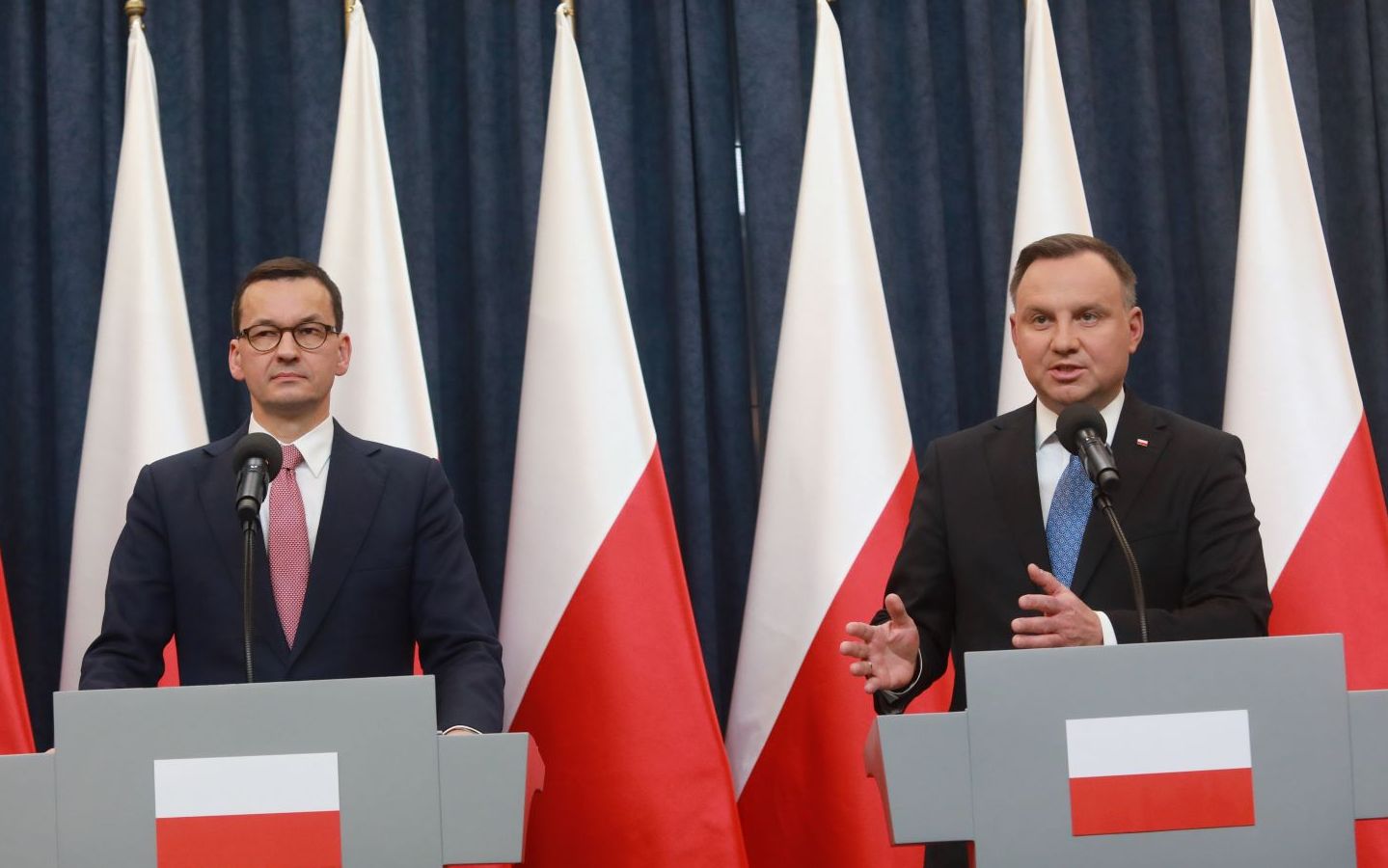 Grafika do artykułu Kurski wyleciał, Duda podpisał miliardy dla TVP. Wszystko po walce na noże na oczach całej Polski