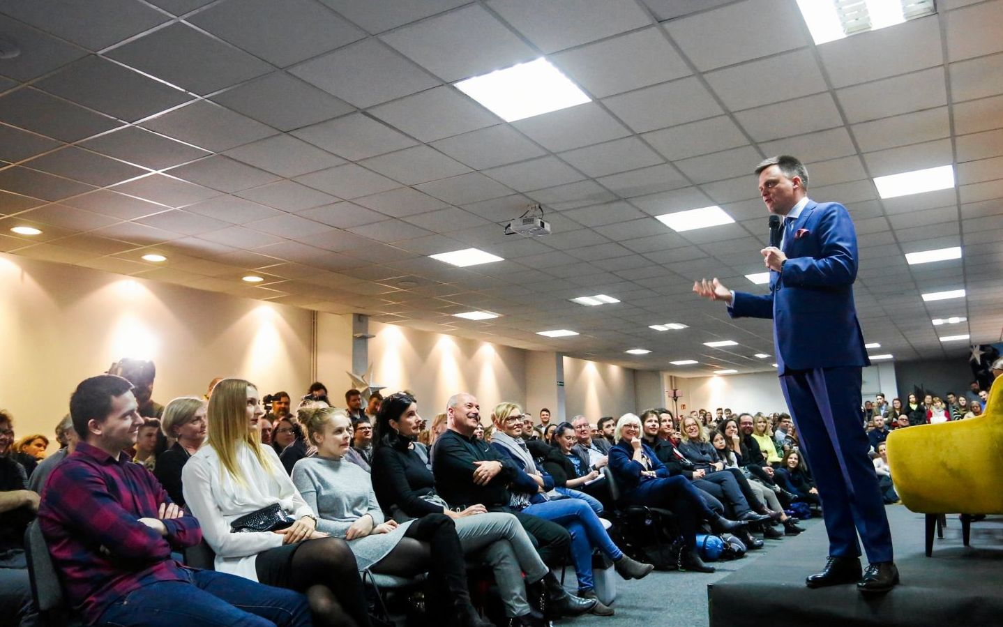 Grafika do artykułu Hołownia za jednym zamachem obraził prawicę i lewicę. Wszyscy mówią: wpadka. A może misterny plan?