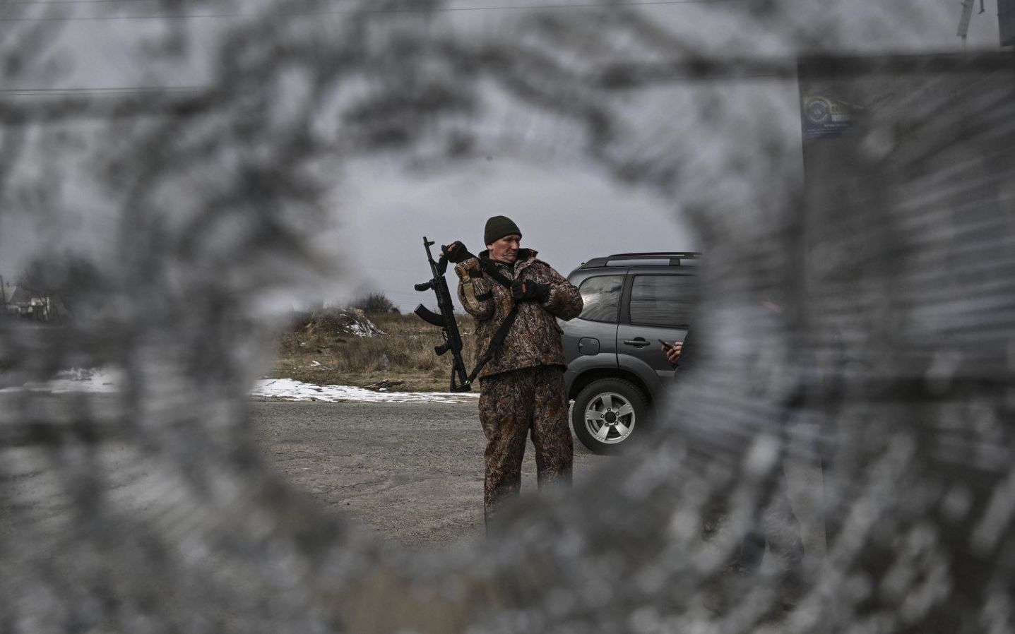 A Ukrainian serviceman stands at a check point in the vilage of Velyka Dymerka east of Kyiv, on March 9, 2022. (Photo by Aris Messinis / AFP)
