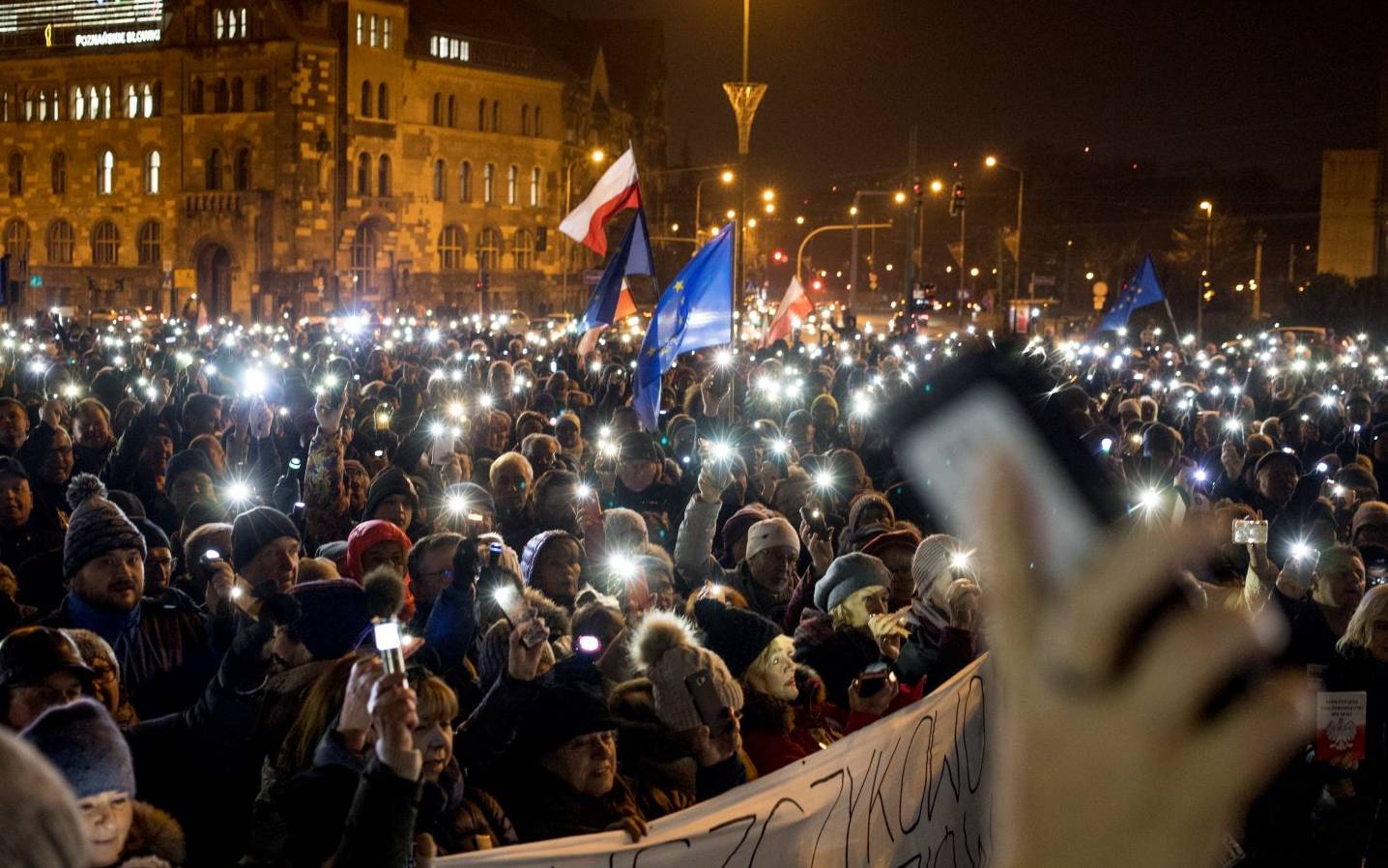 Grafika do artykułu Tysiące na ulicach w obronie sędziów. Juszczyszyn: "Jesteśmy silni, nawet nie wiecie, jak bardzo"