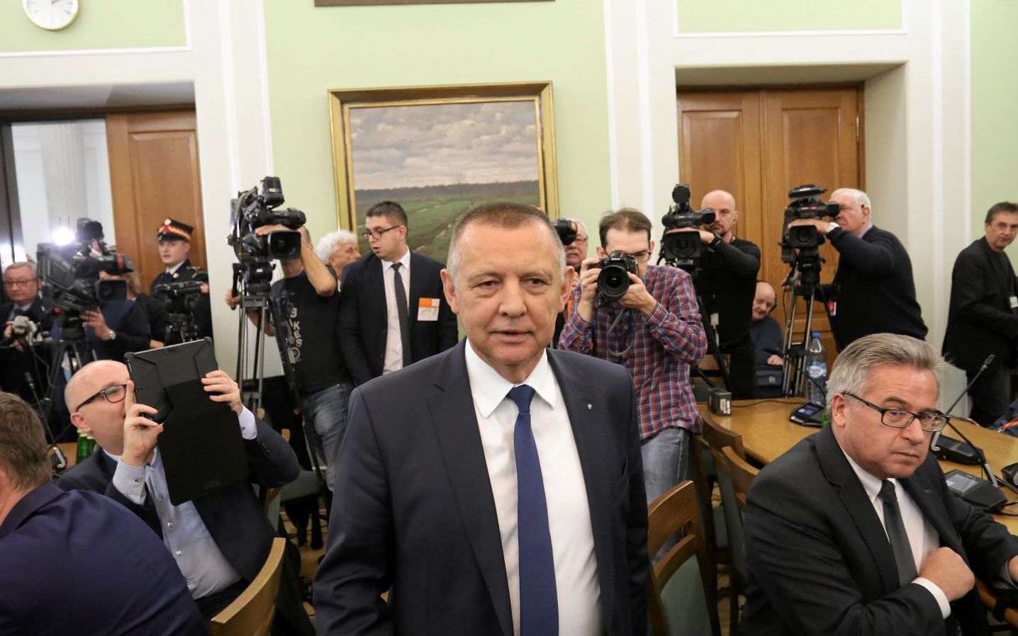 Grafika do artykułu Banaś: "Jestem uczciwy. W hotelu na godziny się też odpoczywa". Ale raport CBA o szefie NIK ciągle tajny