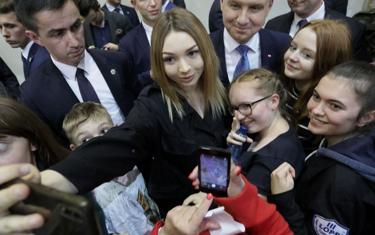 Grafika do artykułu Z kamerą za Dudą do Jarocina. Dzieci szczęśliwe, kobiety wzruszone, są zespoły ludowe, jest orkiestra