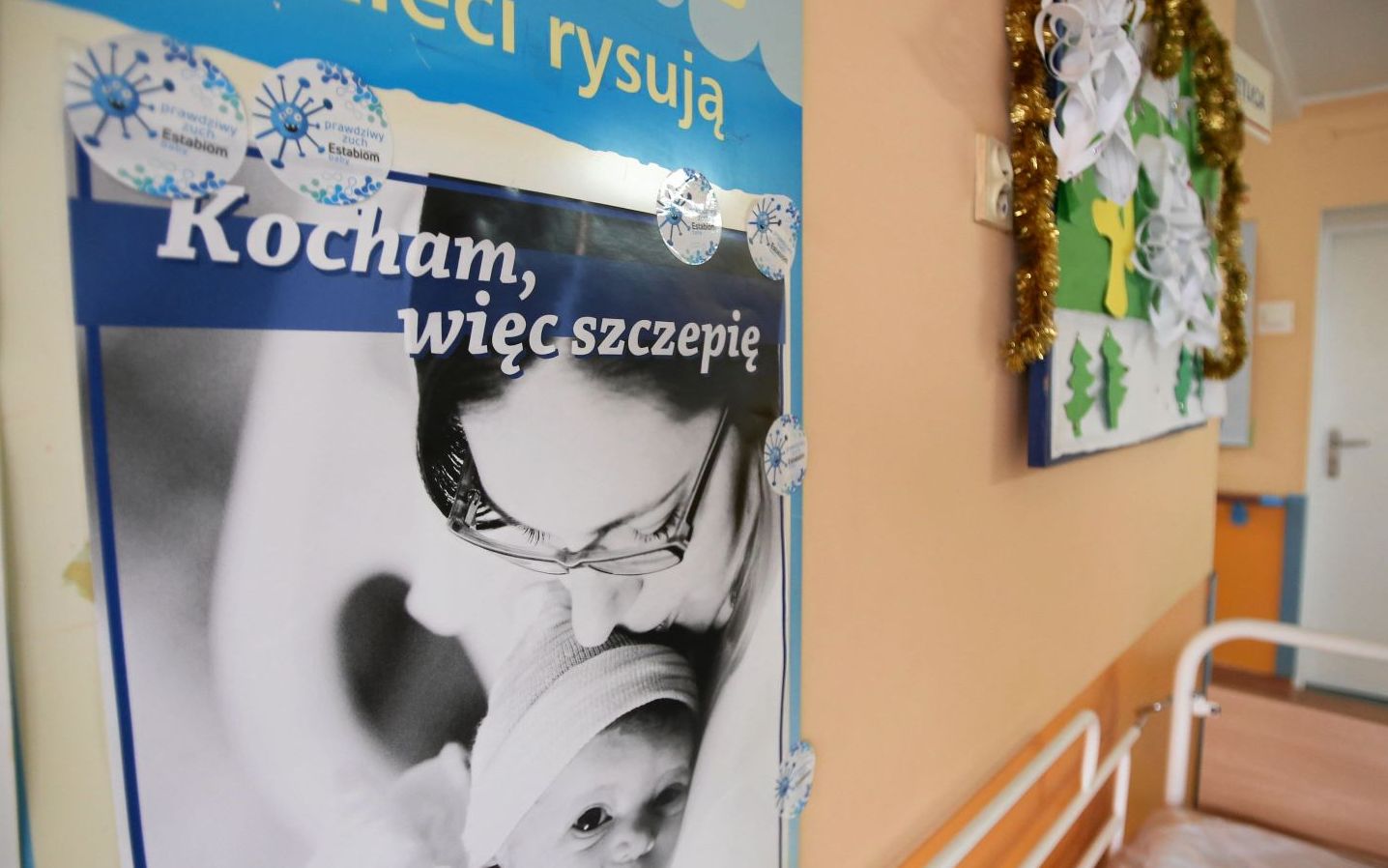Grafika do artykułu Miejsca w żłobkach tylko dla zaszczepionych dzieci? Działania samorządów blokują wojewodowie