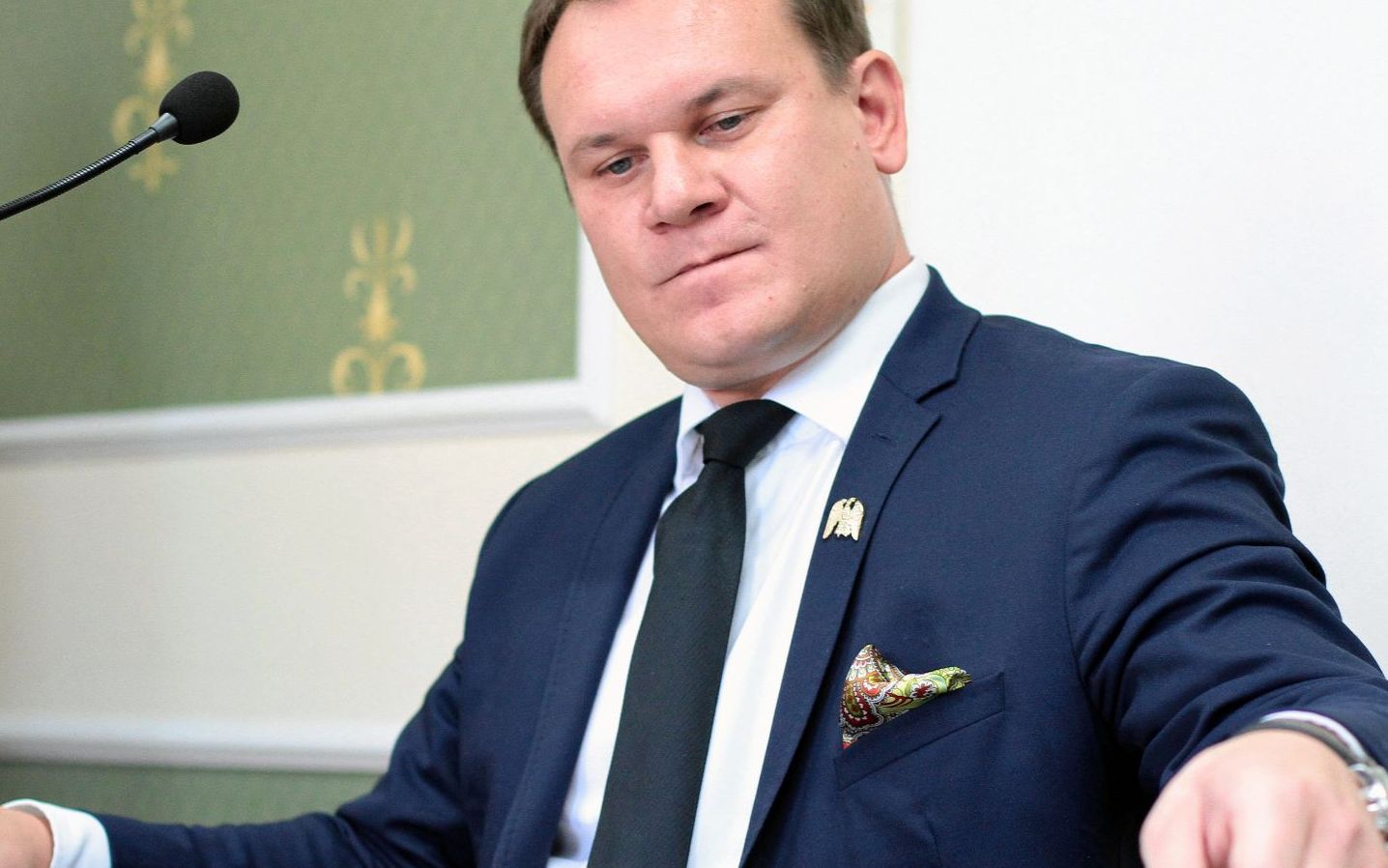 Męzczyzna w garniturze przegląda dokumenty