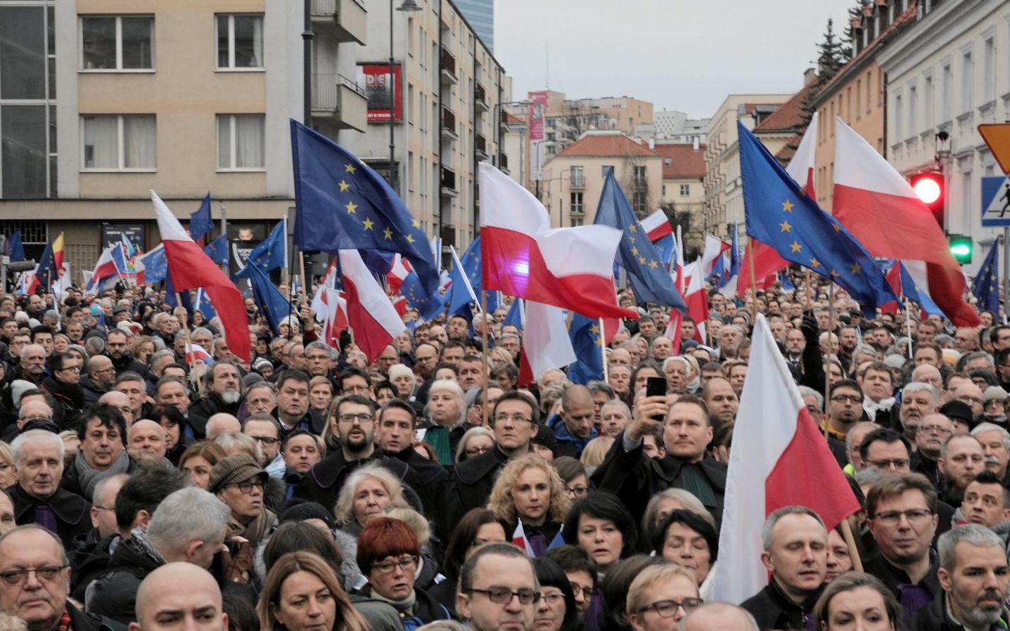 Grafika do artykułu Warszawa-Fidżi wspólna sprawa. Redakcje z całego świata piszą o Marszu Tysiąca Tóg