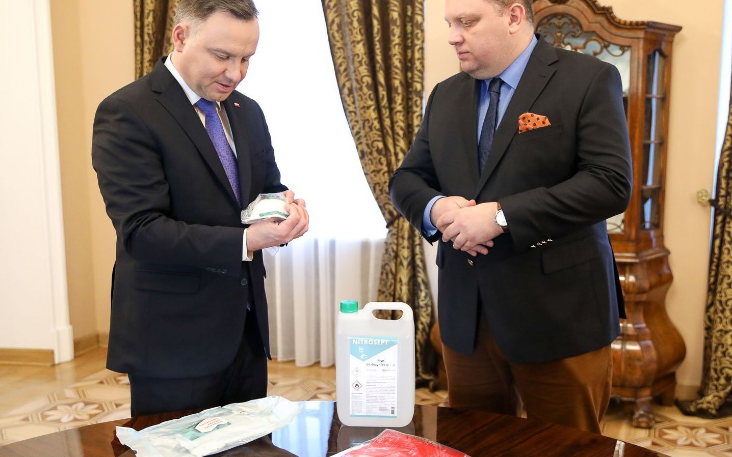 Grafika do artykułu Zasłynął zakupem maseczek z lewym certyfikatem. W zarządzie KGHM i radzie PZU zarobił ponad 2,3 mln zł