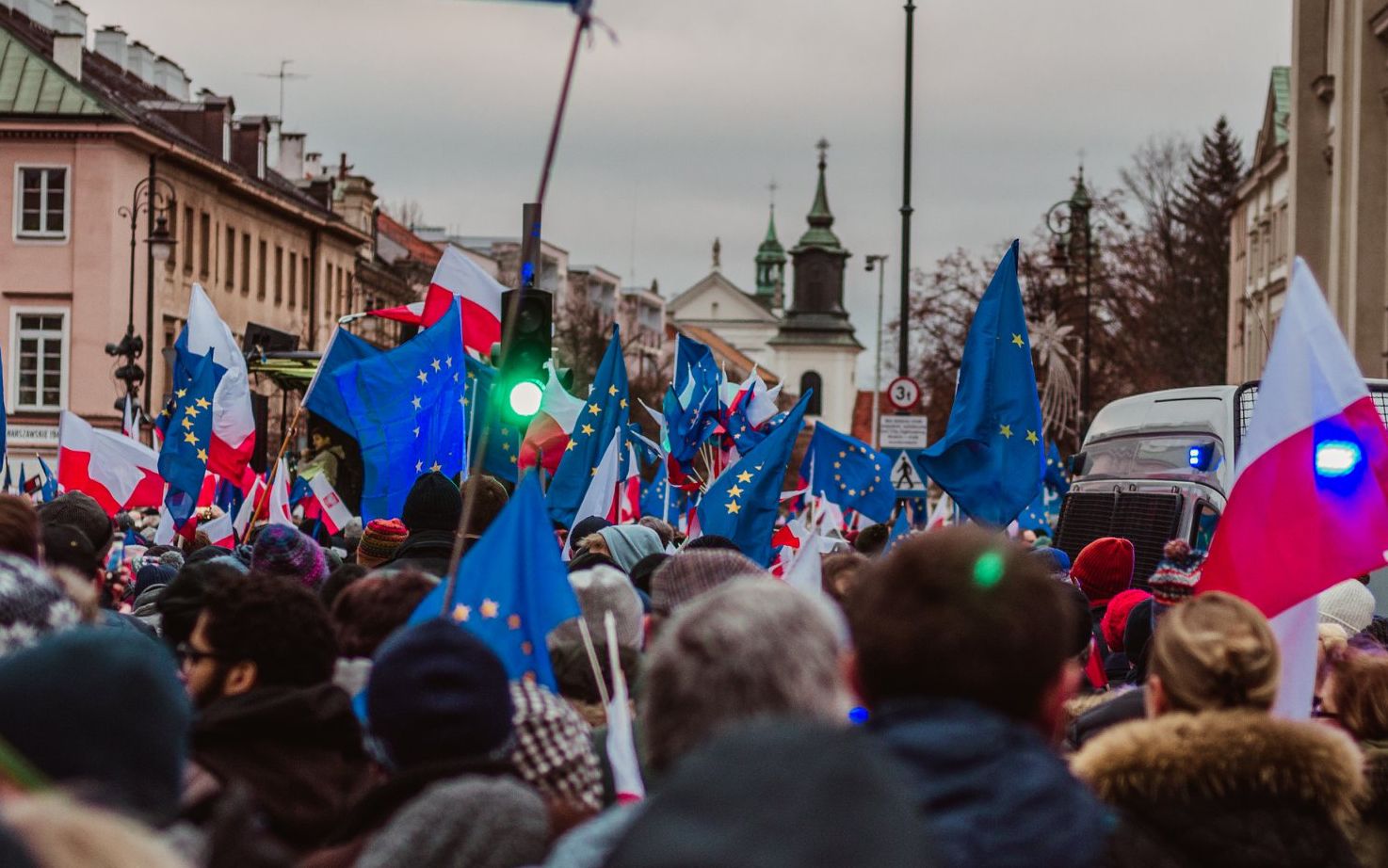 Grafika do artykułu Rumuńscy sędziowie biorą przykład z polskich. Zwracają się do TSUE, bo za walkę z korupcją grożą im dyscyplinarki