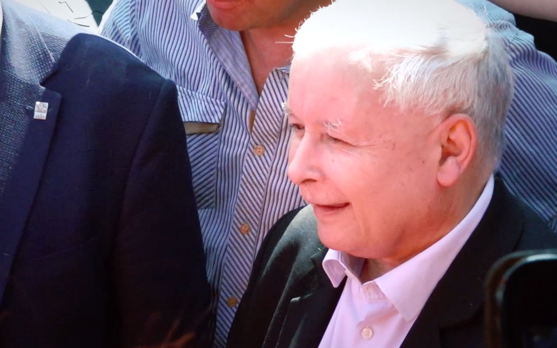 Grafika do artykułu Jarosław Kaczyński patrzy na traktor, OKO.press na Kaczyńskiego. W 2019 roku z kamerą ruszyliśmy w Polskę [WIDEO]