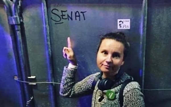 Grafika do artykułu Przed sądem za napis "Senat" na policyjnej barierce. Proces Urszuli Zielińskiej (Zieloni)